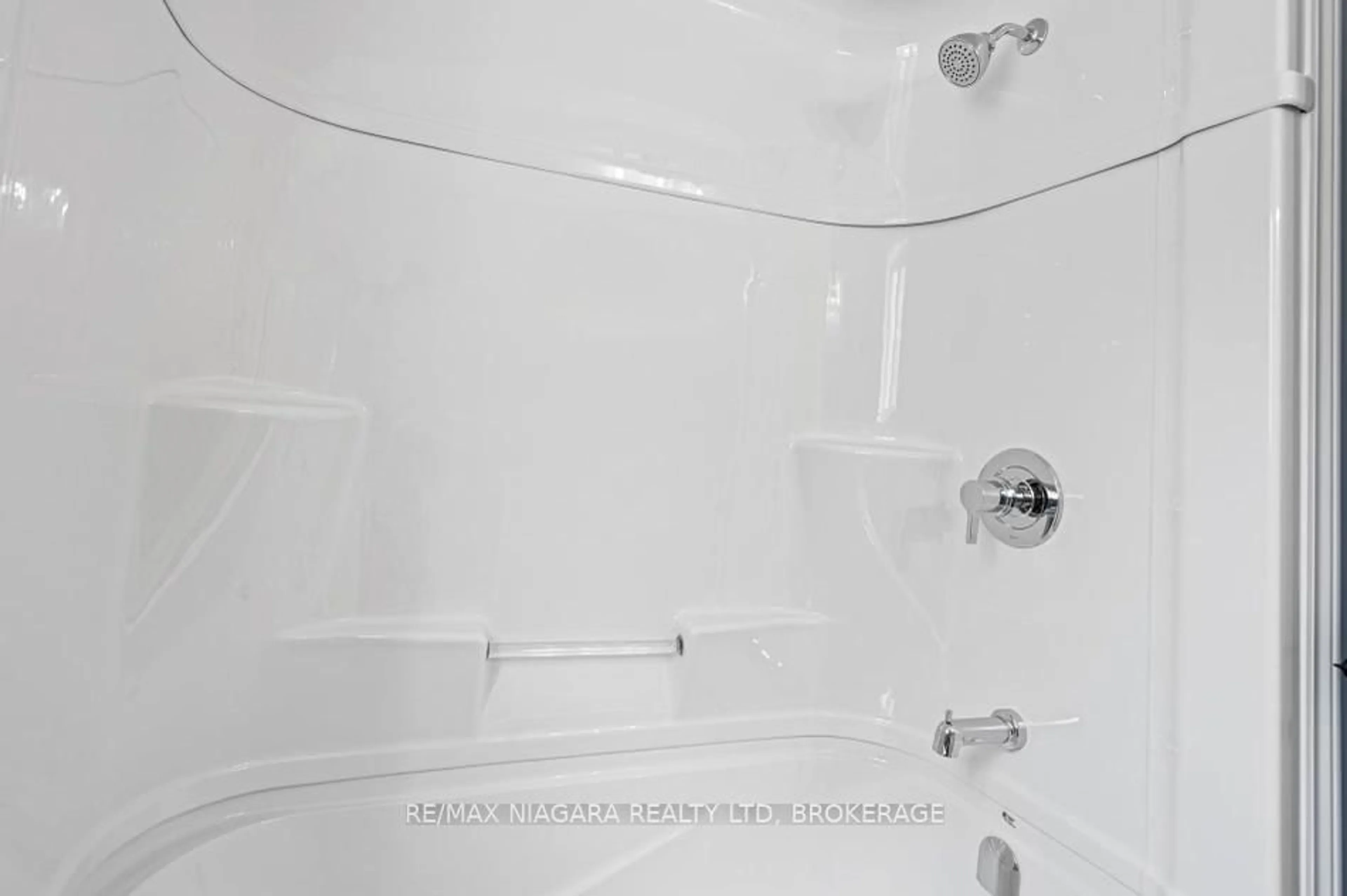 Standard bathroom, unknown for 41 Carleton St, Thorold Ontario L2V 1Z7