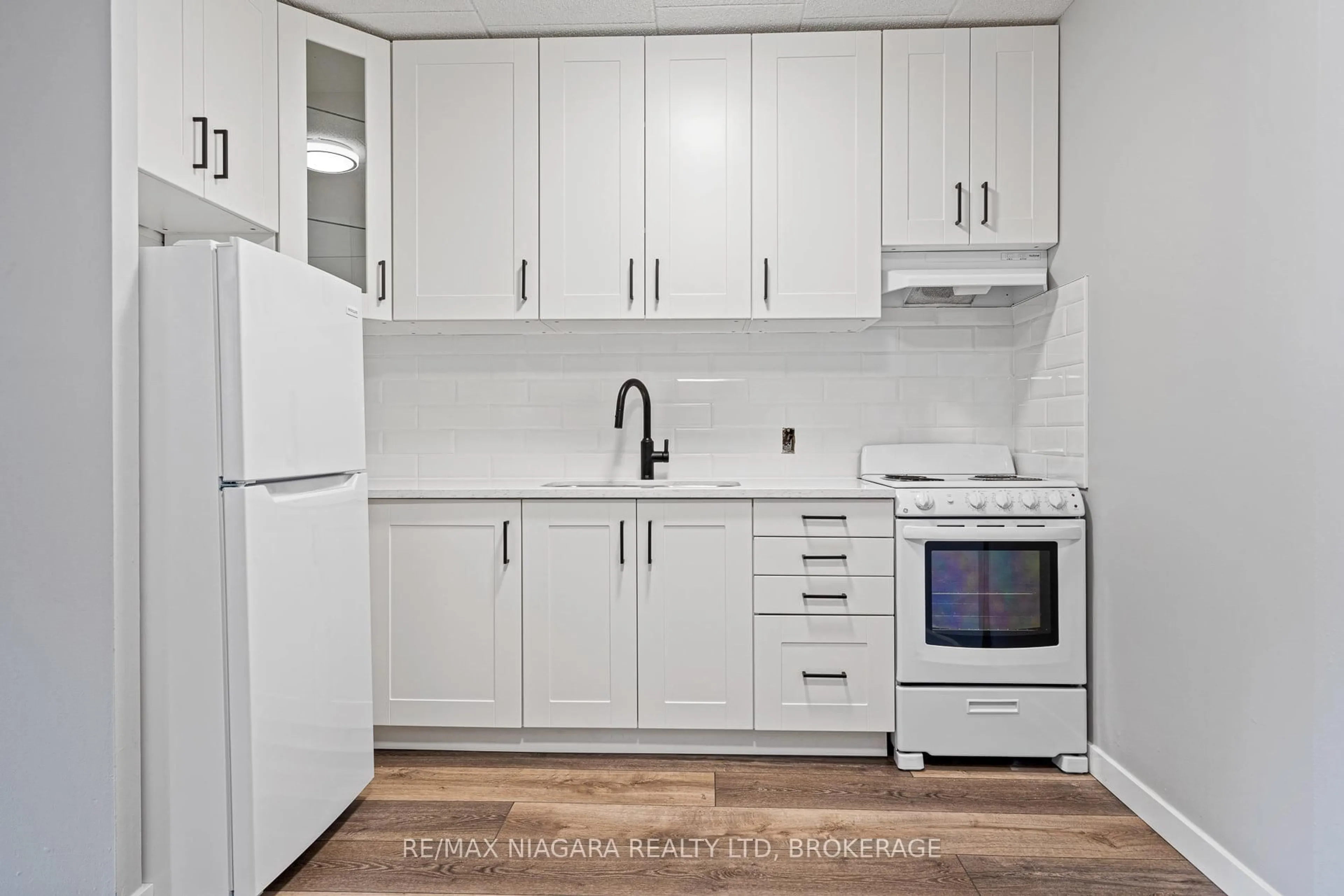 Standard kitchen, unknown for 41 Carleton St, Thorold Ontario L2V 1Z7