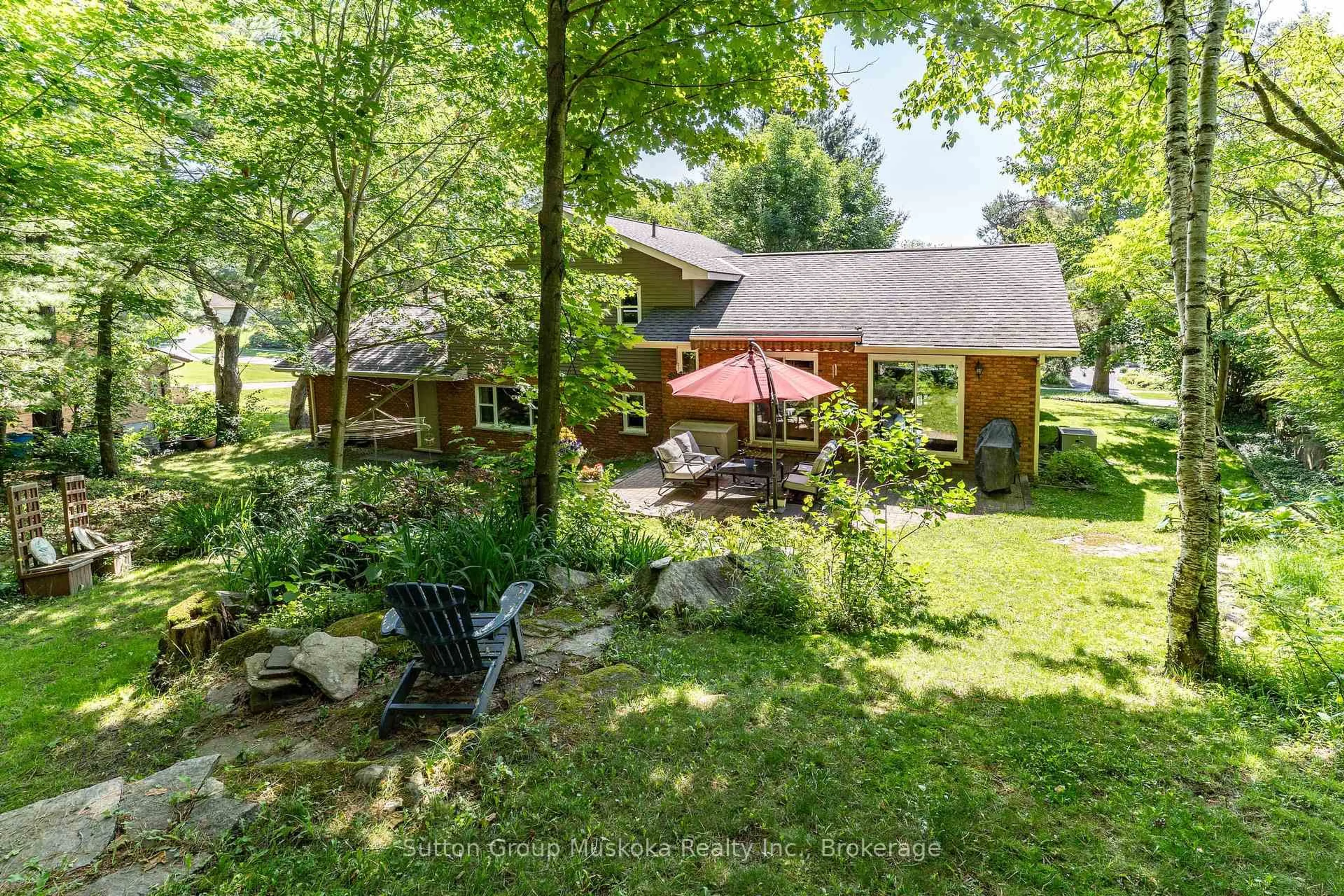 Patio, unknown for 12 Silver Oaks Cres, Huntsville Ontario P1H 1M1