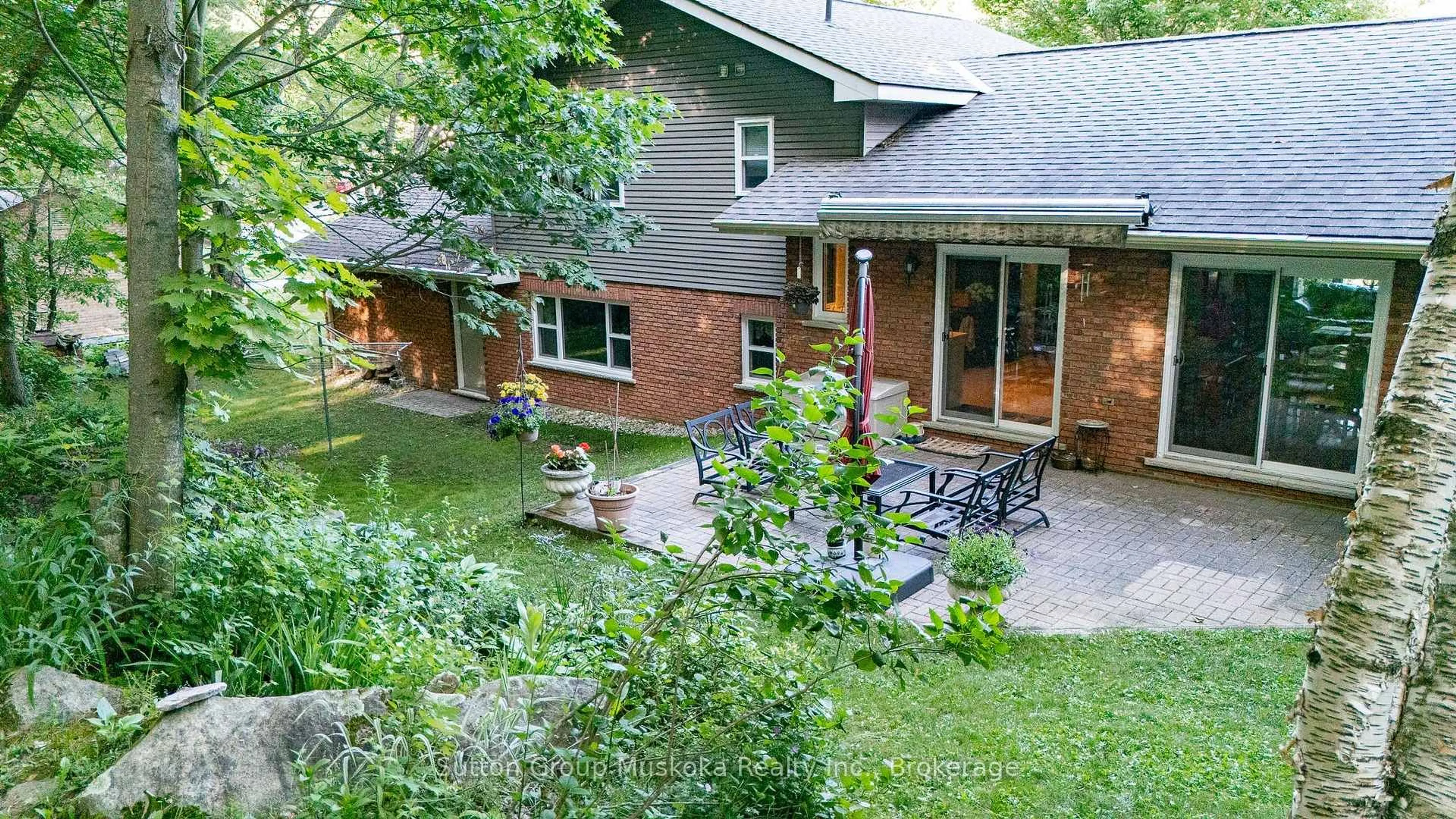 Patio, street for 12 Silver Oaks Cres, Huntsville Ontario P1H 1M1