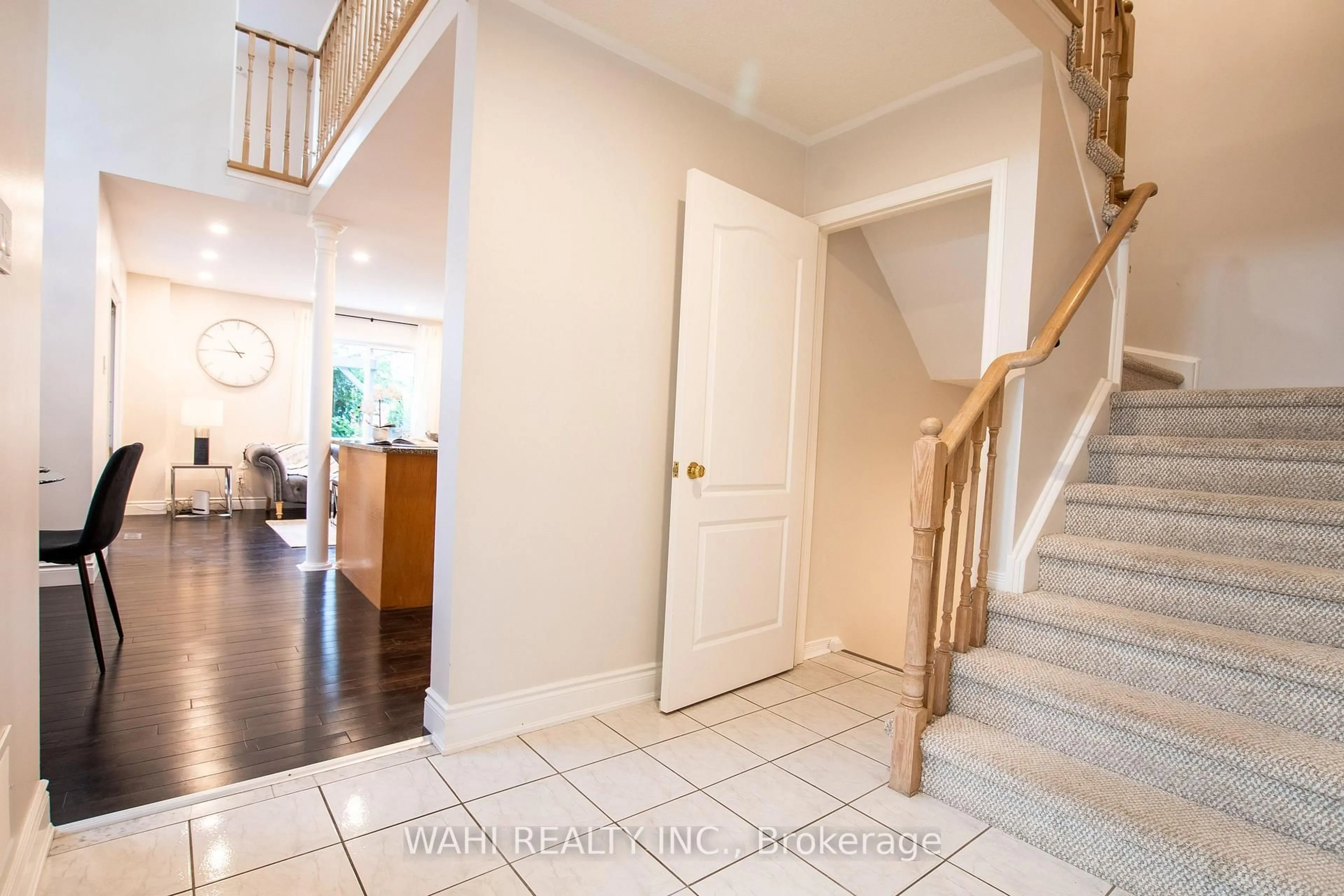 Indoor entryway for 45 Harnesworth Cres, Hamilton Ontario L8B 0J3