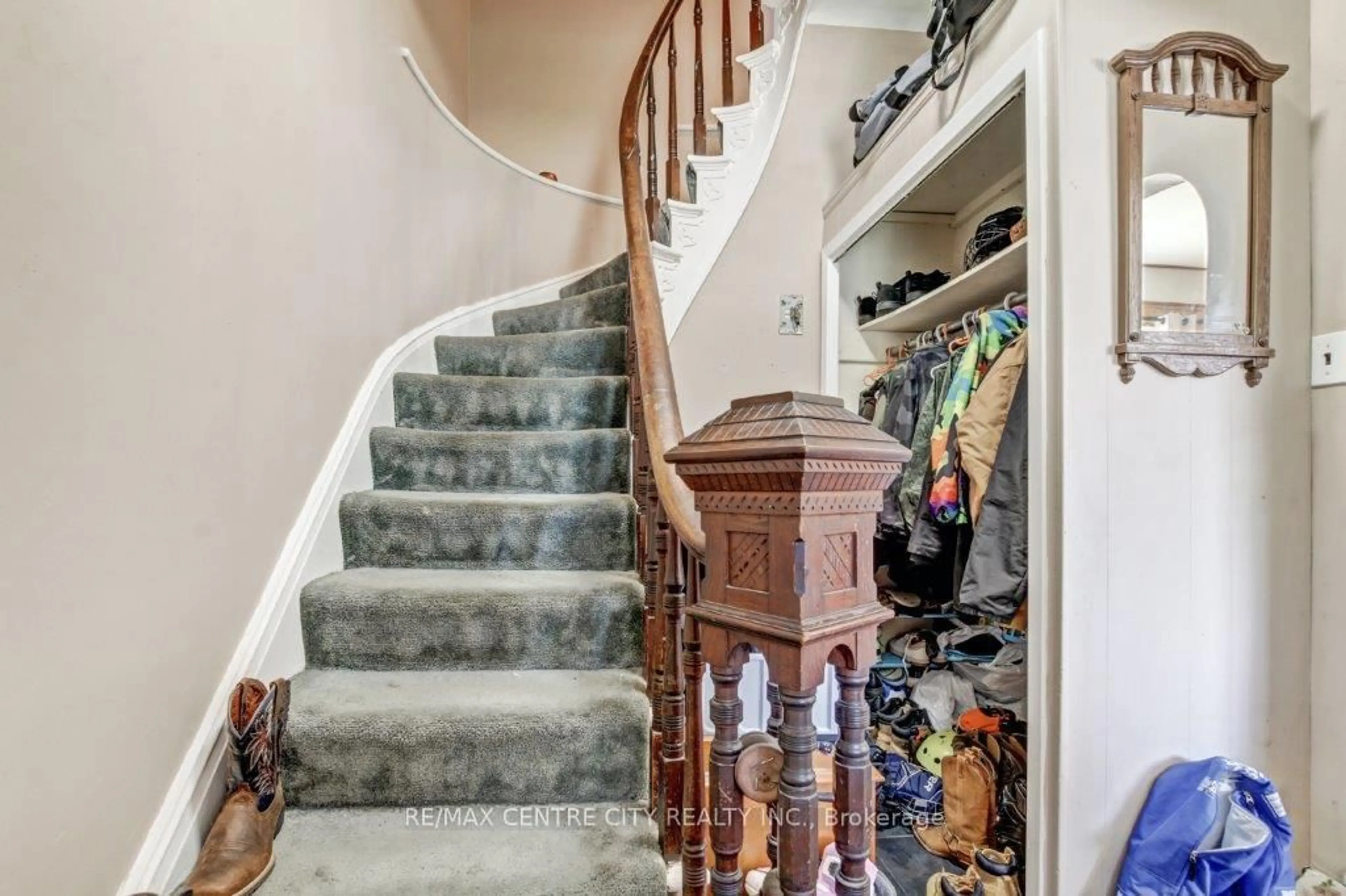 Stairs for 278 Ross St, St. Thomas Ontario N5R 3Y9