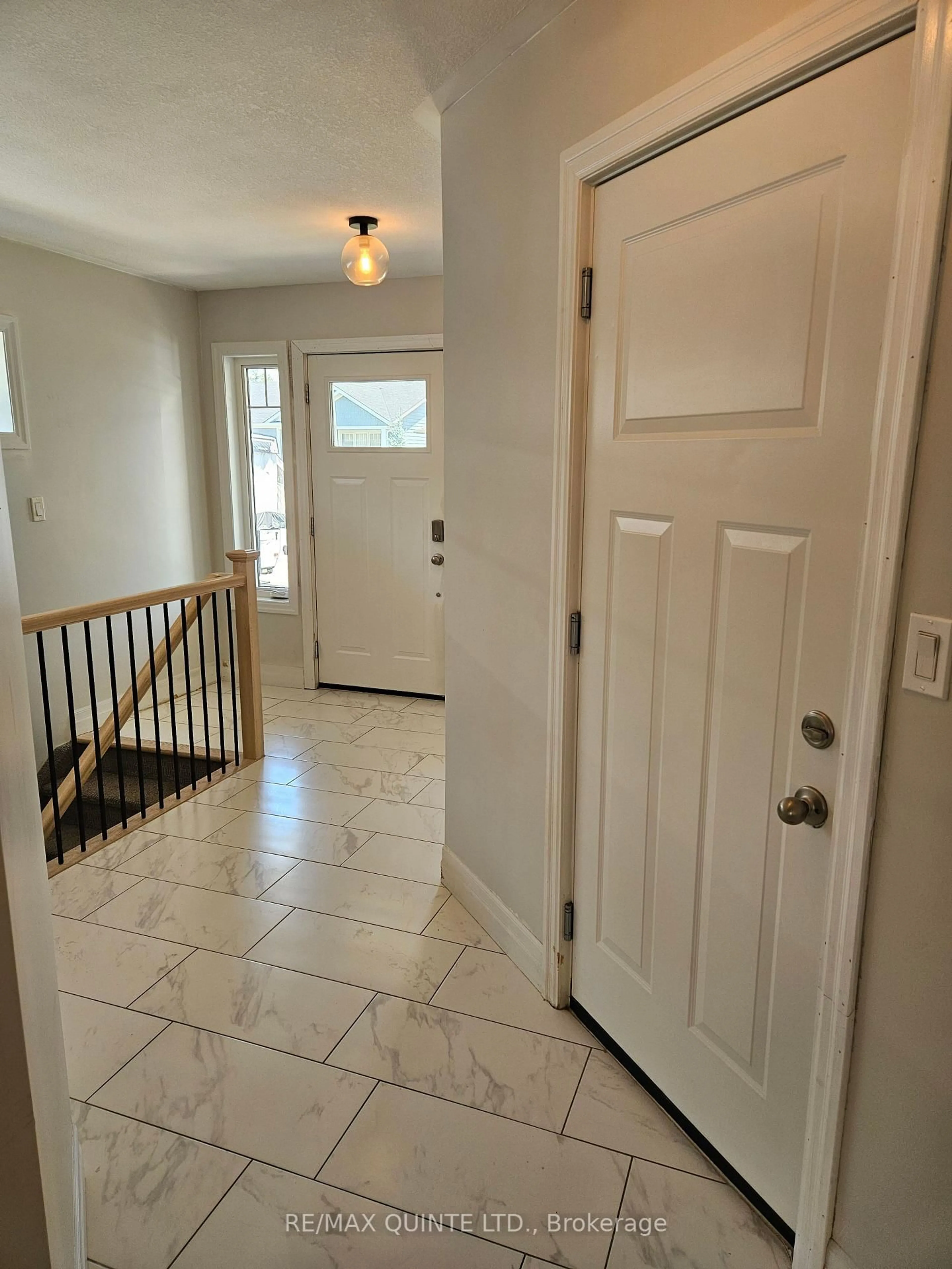 Indoor entryway for 52 Mercedes Dr, Belleville Ontario K8N 0B7