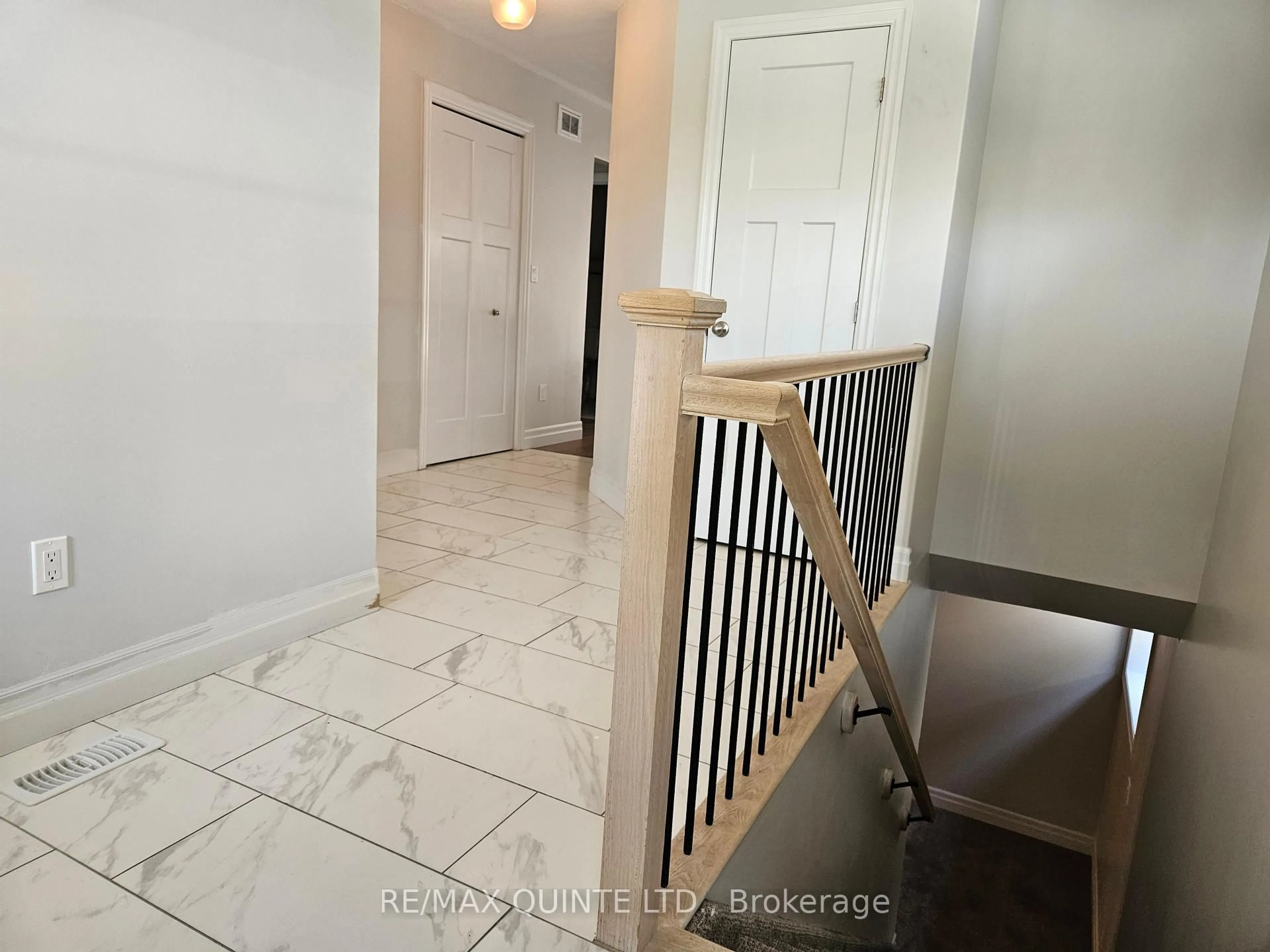 Indoor entryway for 52 Mercedes Dr, Belleville Ontario K8N 0B7
