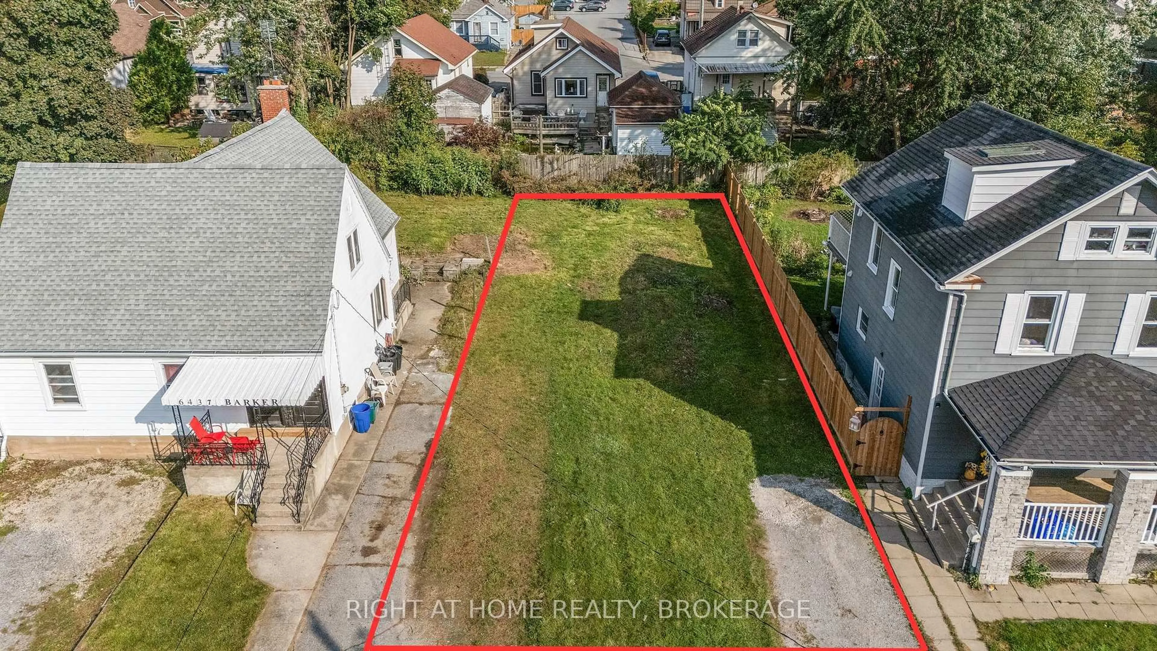 A pic from outside/outdoor area/front of a property/back of a property/a pic from drone, street for 6437 Barker St, Niagara Falls Ontario L2G 1Y6