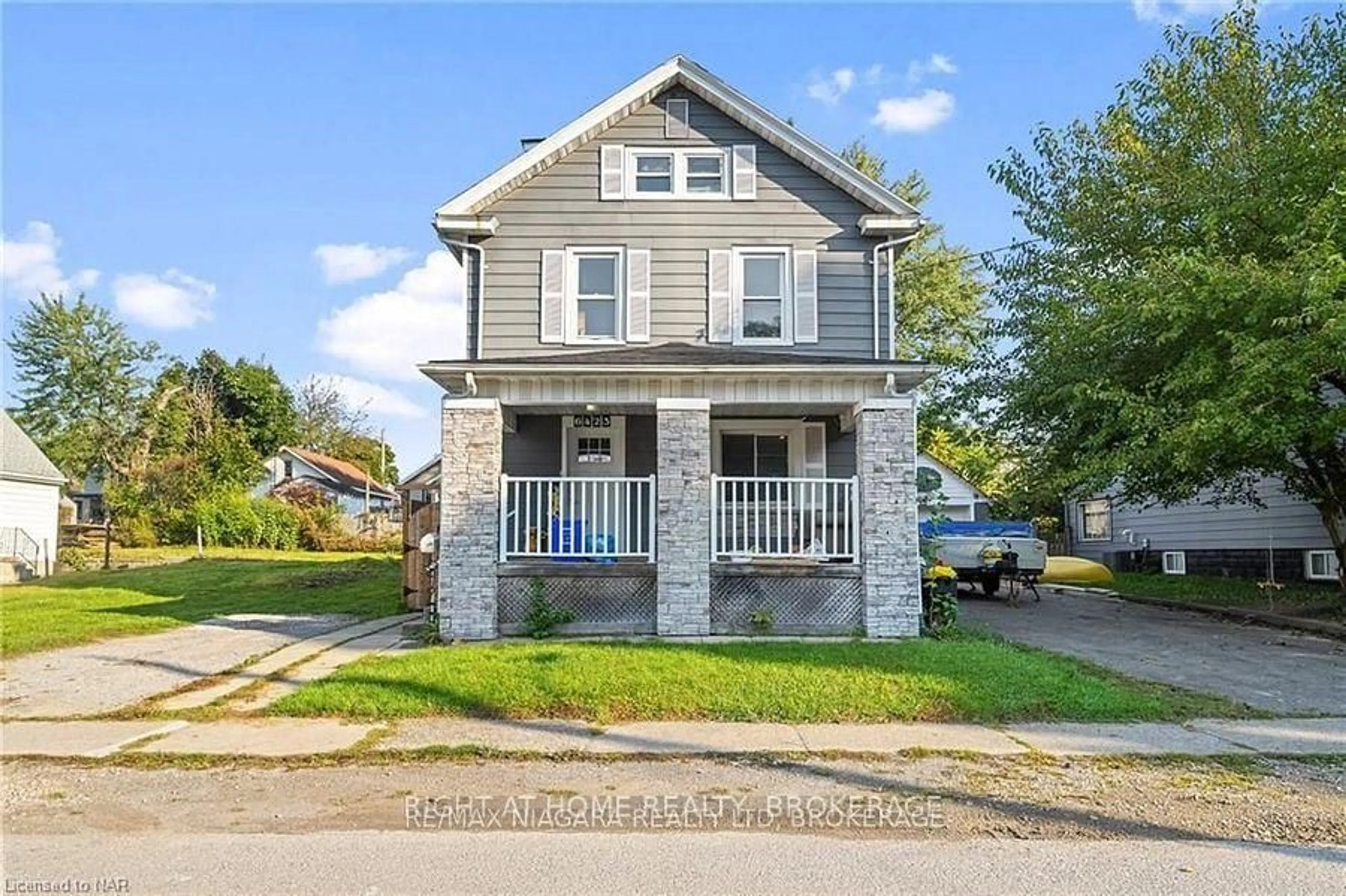Home with brick exterior material, street for 6423 Barker St, Niagara Falls Ontario L2G 1Y6