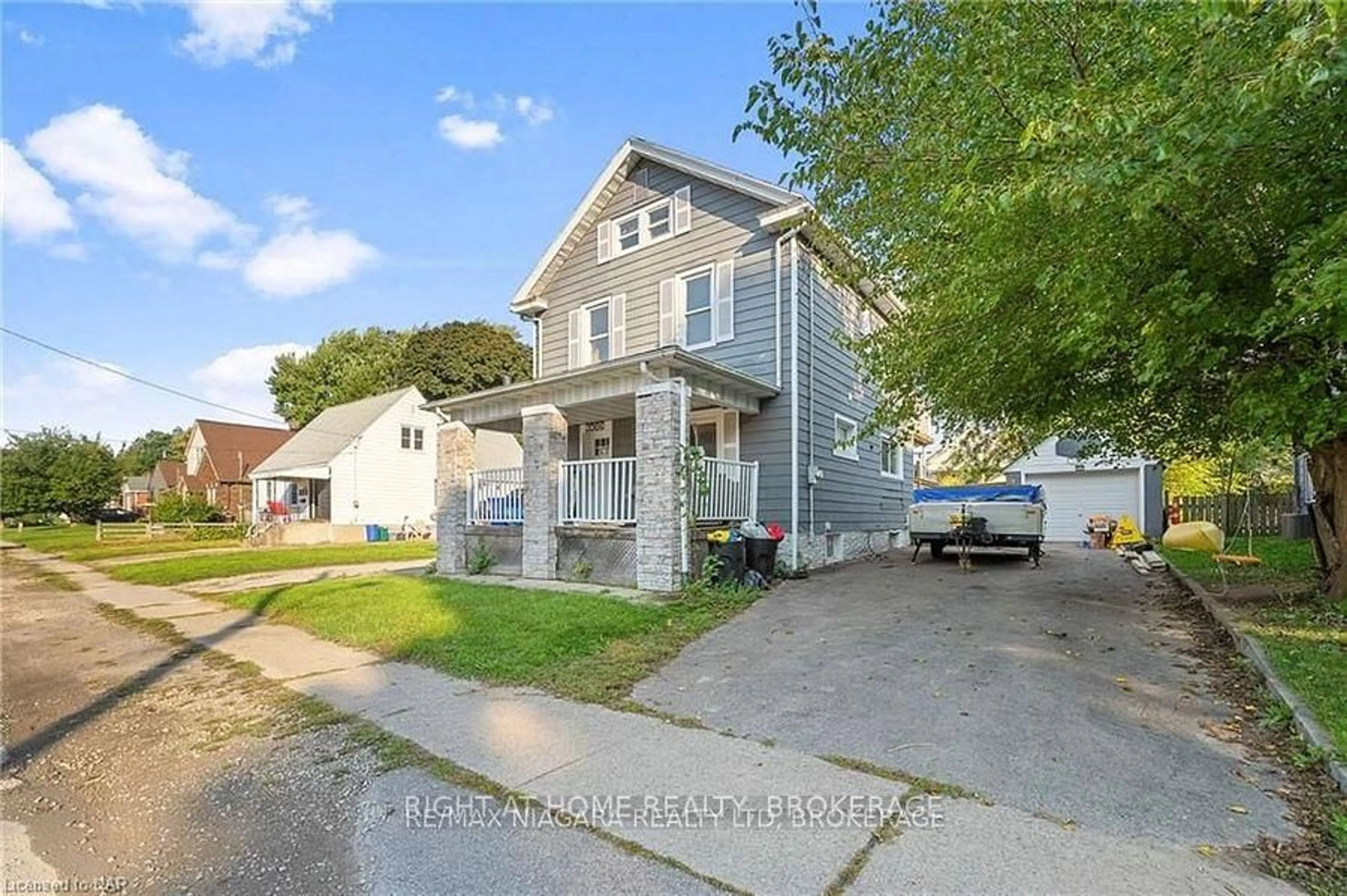 A pic from outside/outdoor area/front of a property/back of a property/a pic from drone, street for 6423 Barker St, Niagara Falls Ontario L2G 1Y6