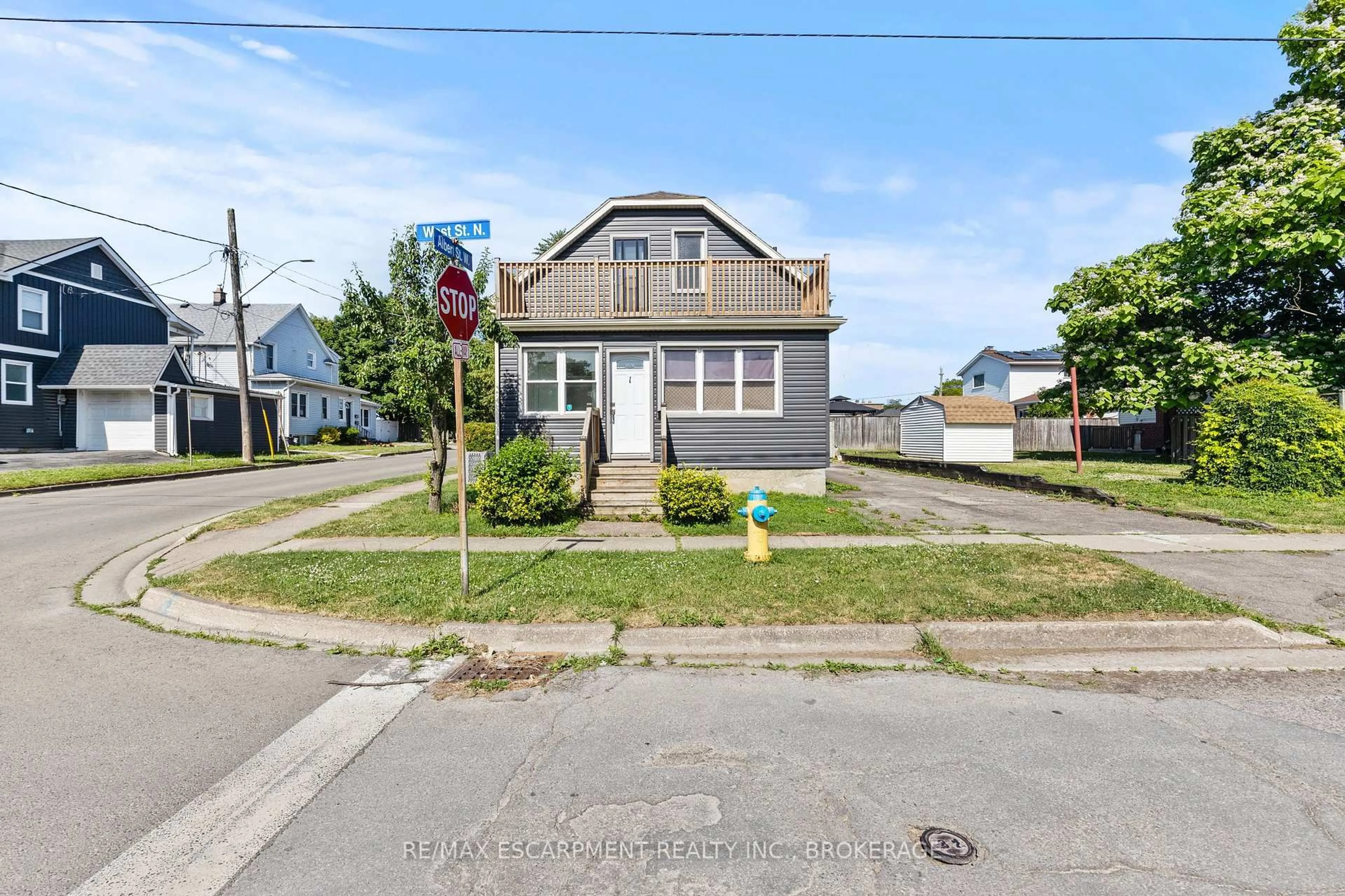 A pic from outside/outdoor area/front of a property/back of a property/a pic from drone, street for 1 West St, Thorold Ontario L2V 2R8