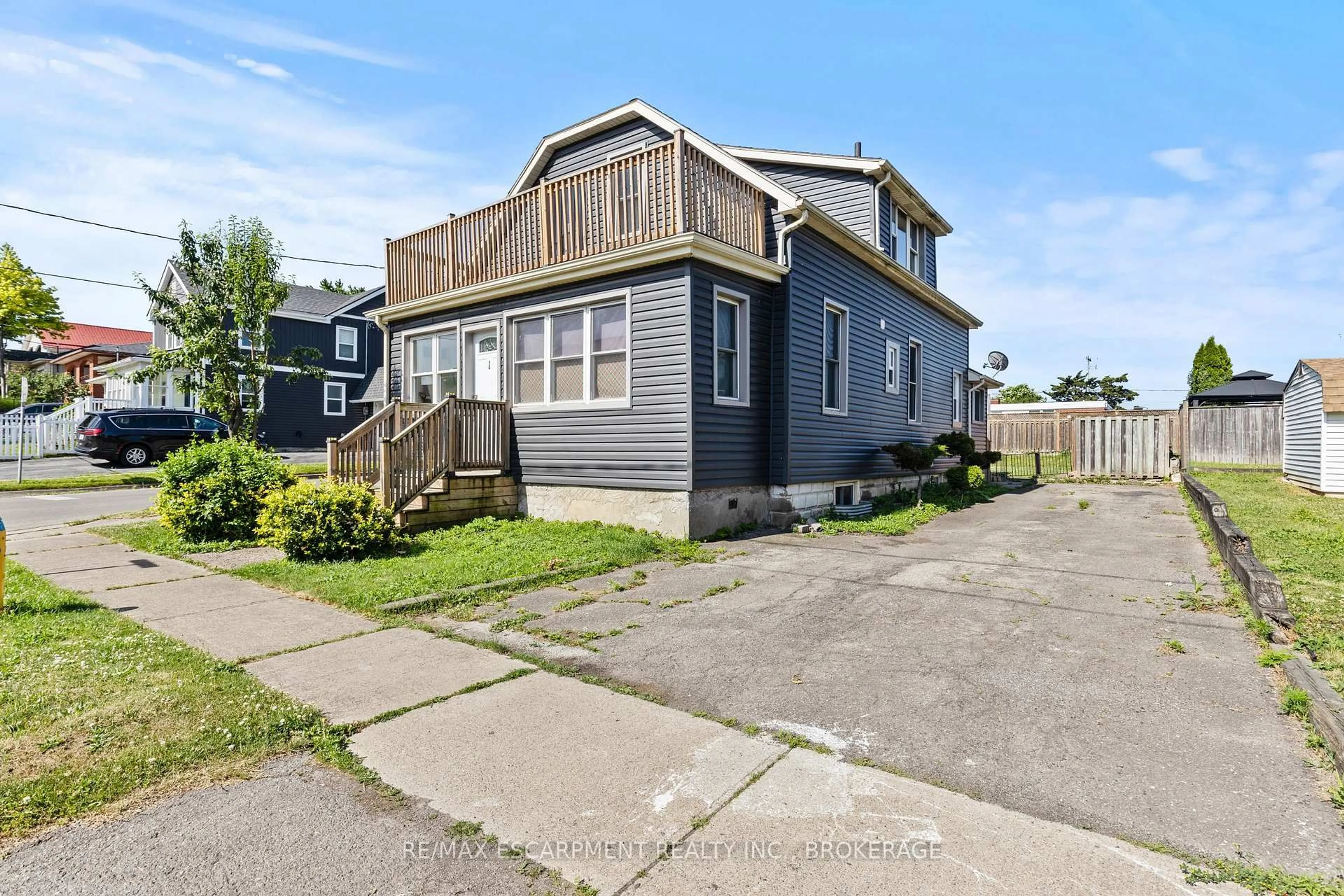 A pic from outside/outdoor area/front of a property/back of a property/a pic from drone, street for 1 West St, Thorold Ontario L2V 2R8