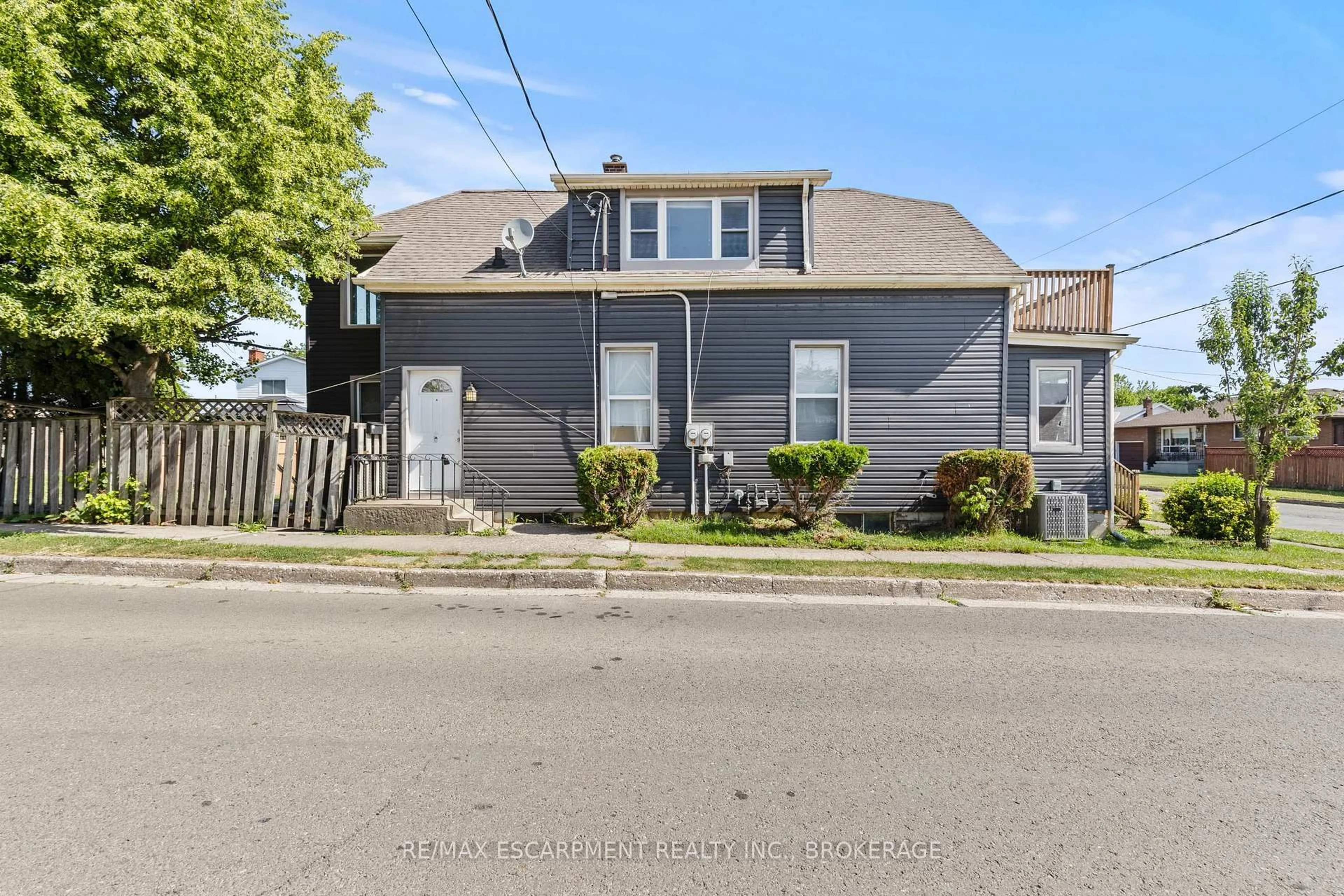 A pic from outside/outdoor area/front of a property/back of a property/a pic from drone, street for 1 West St, Thorold Ontario L2V 2R8