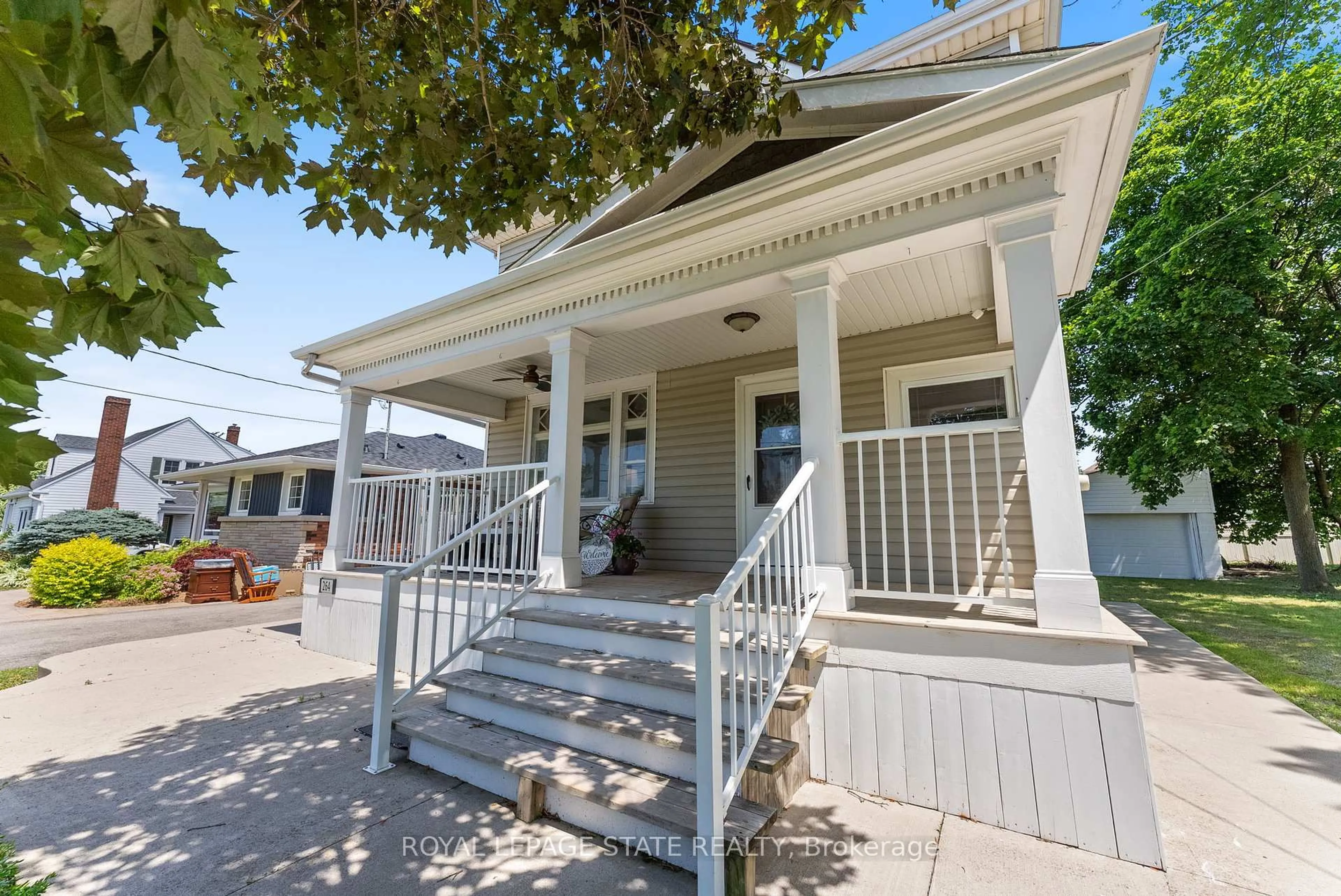 Home with vinyl exterior material, street for 264 Winona Rd, Hamilton Ontario L8E 5L3