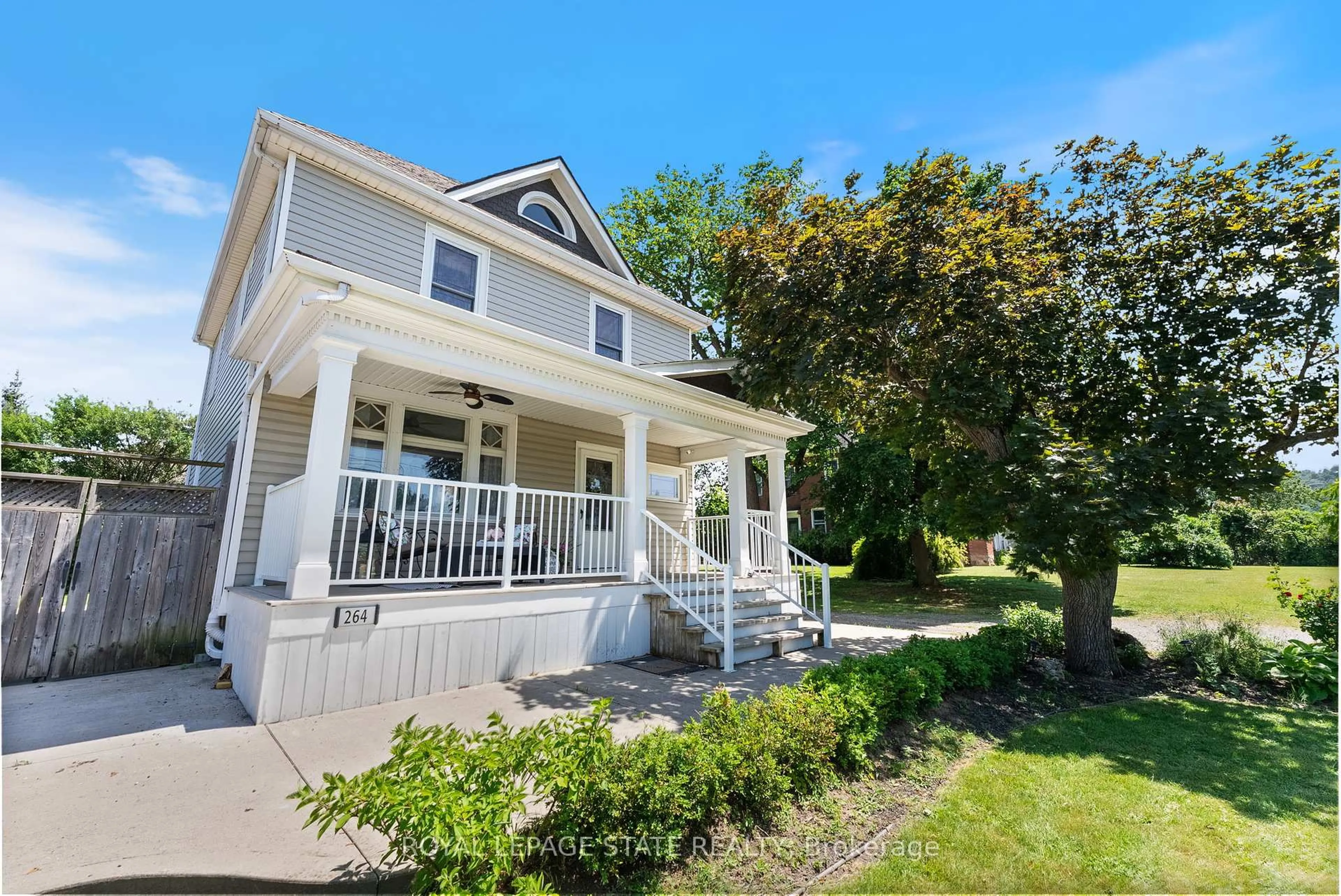 Home with vinyl exterior material, street for 264 Winona Rd, Hamilton Ontario L8E 5L3