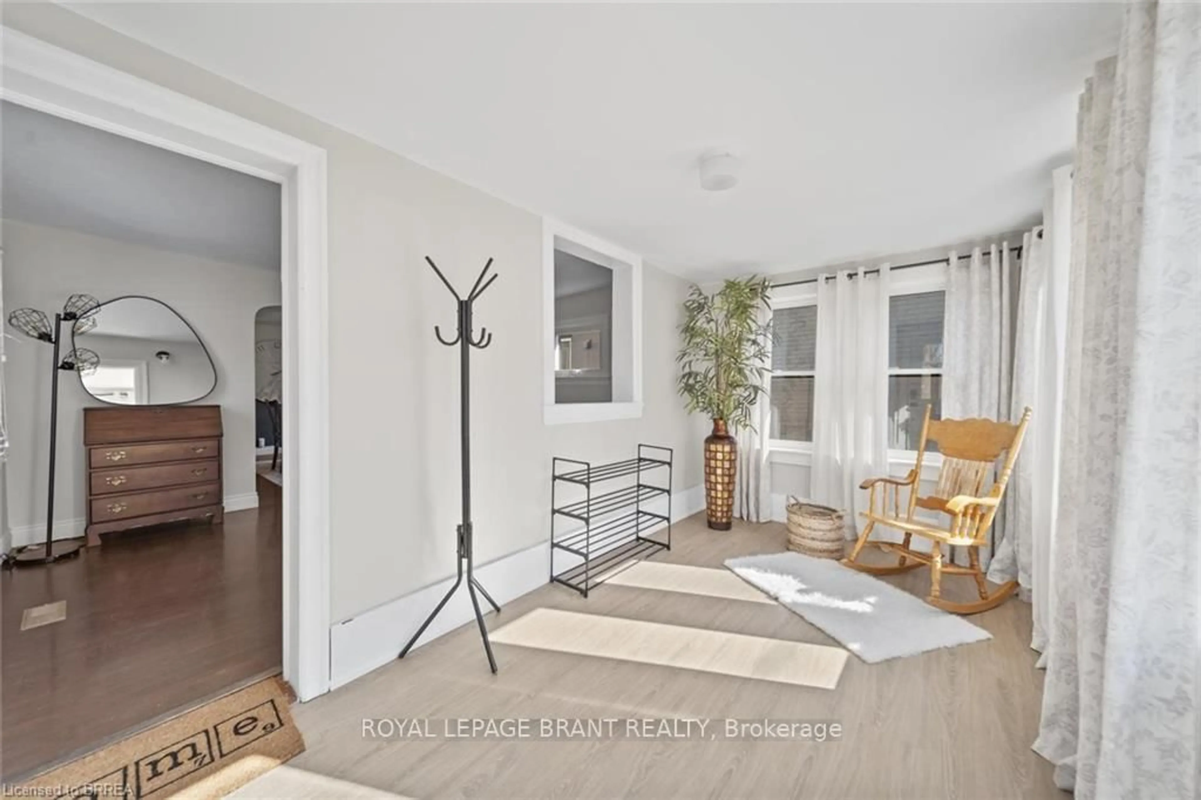 Indoor entryway for 68 Dumfries St, Brant Ontario N3L 2E4