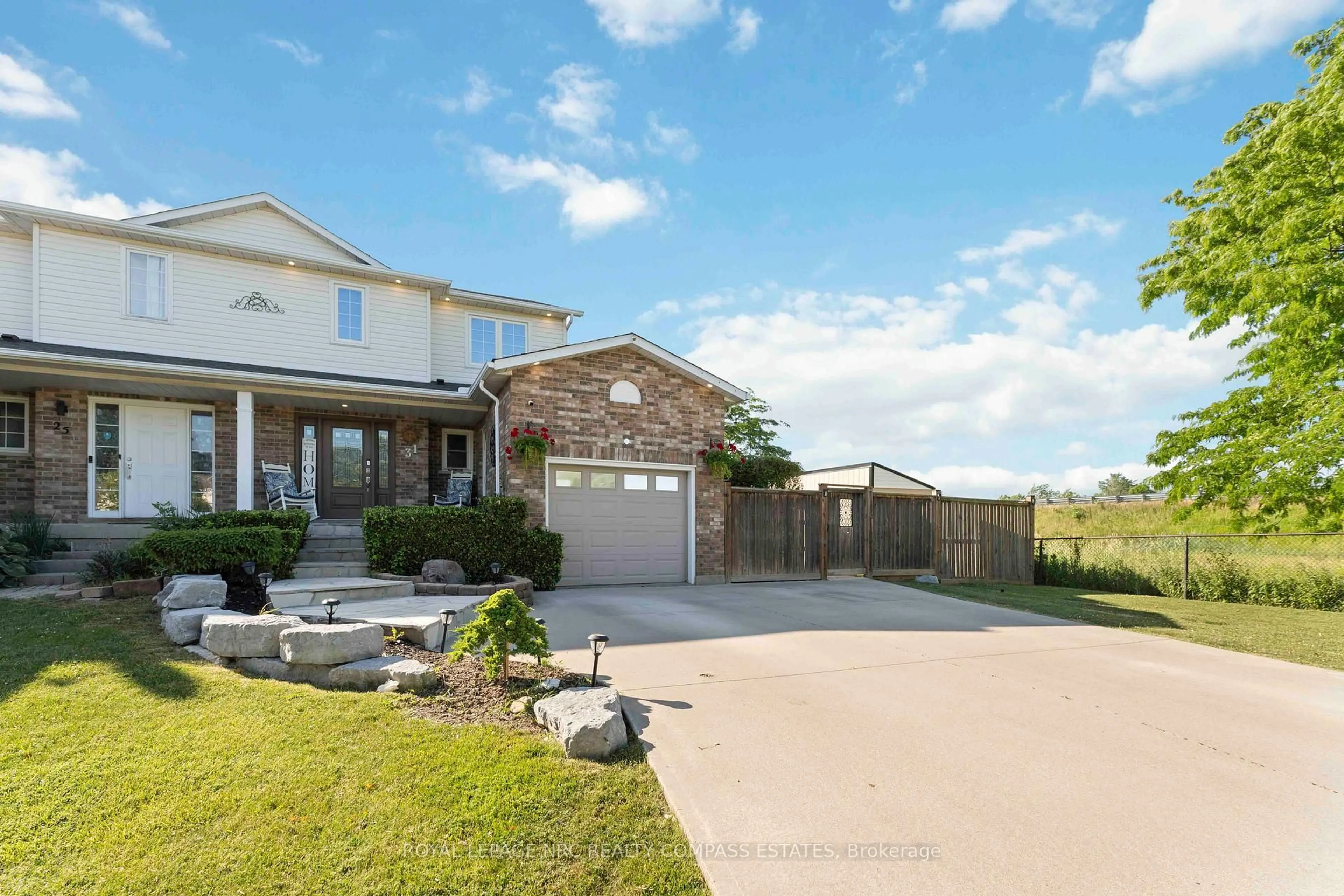 A pic from outside/outdoor area/front of a property/back of a property/a pic from drone, street for 31 REMIGIO Crt, Thorold Ontario L2V 5A1