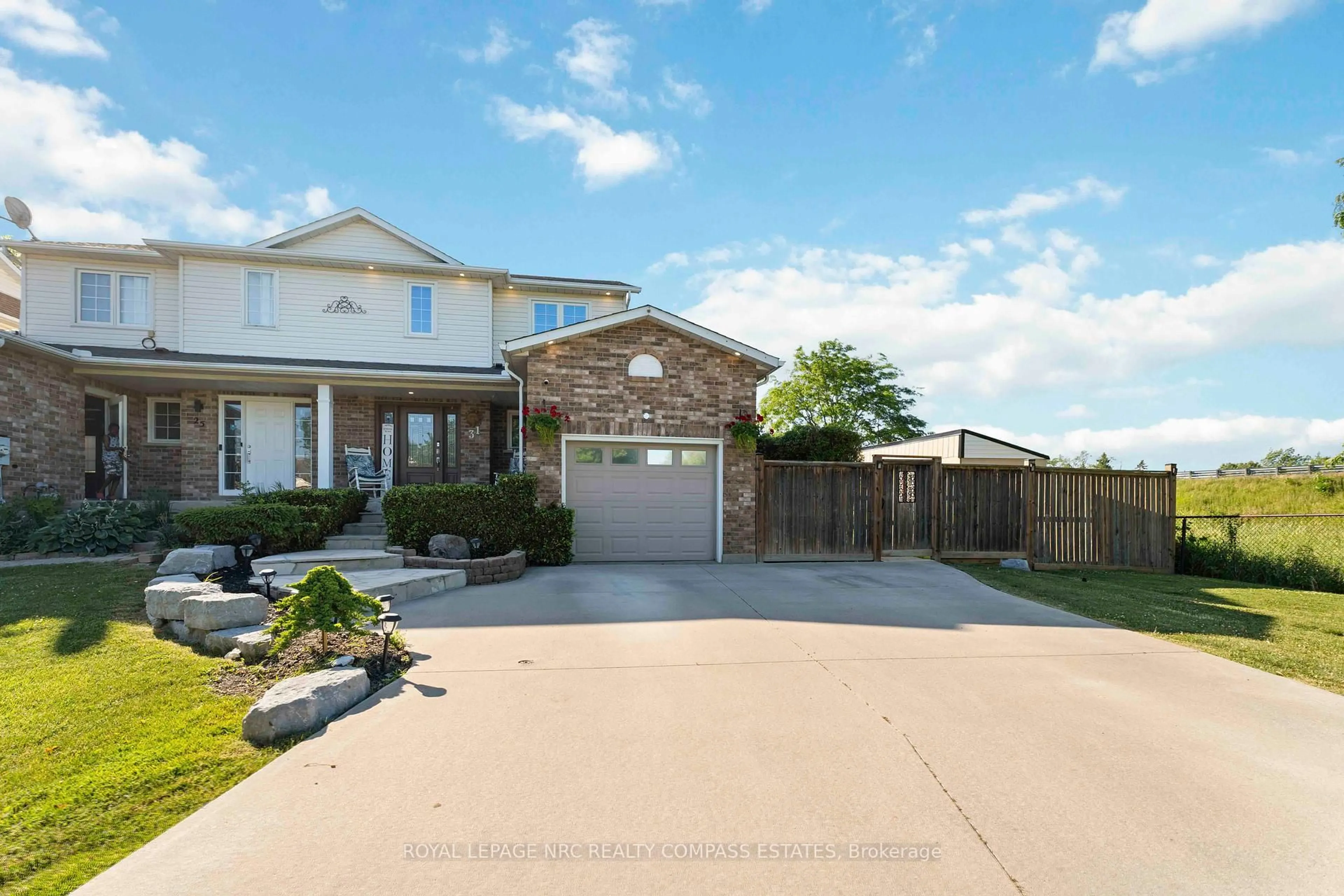 A pic from outside/outdoor area/front of a property/back of a property/a pic from drone, street for 31 REMIGIO Crt, Thorold Ontario L2V 5A1