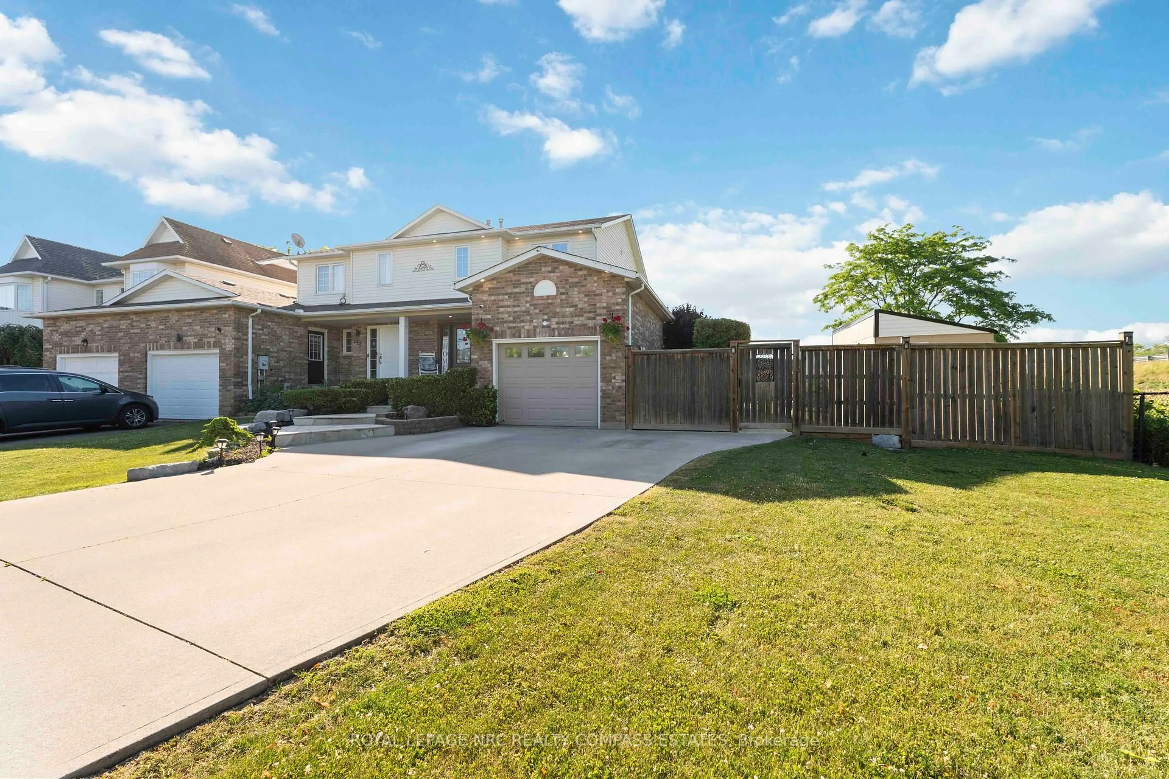 A pic from outside/outdoor area/front of a property/back of a property/a pic from drone, street for 31 REMIGIO Crt, Thorold Ontario L2V 5A1