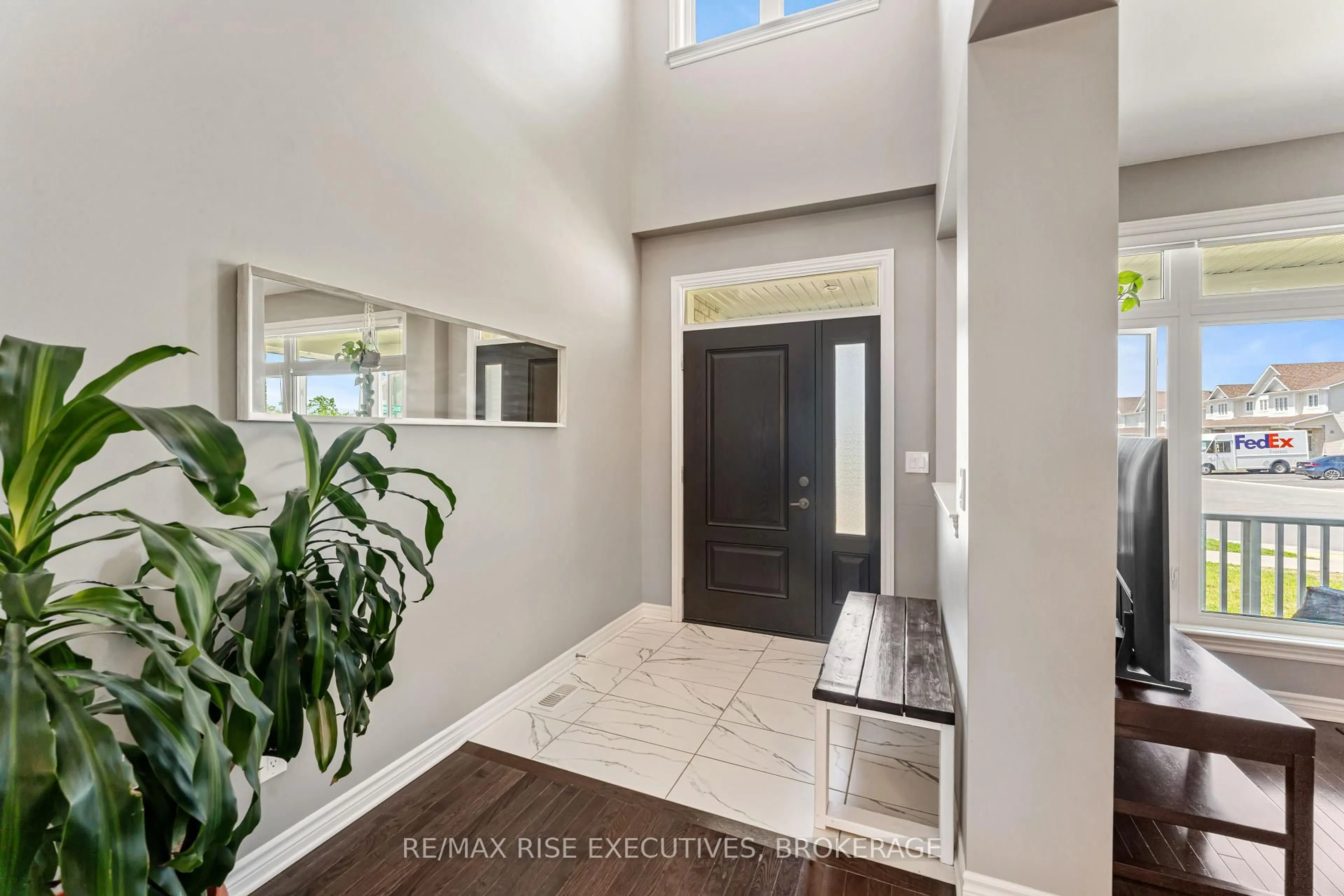 Indoor entryway for 1118 Woodhaven Dr, Kingston Ontario K7P 0R7