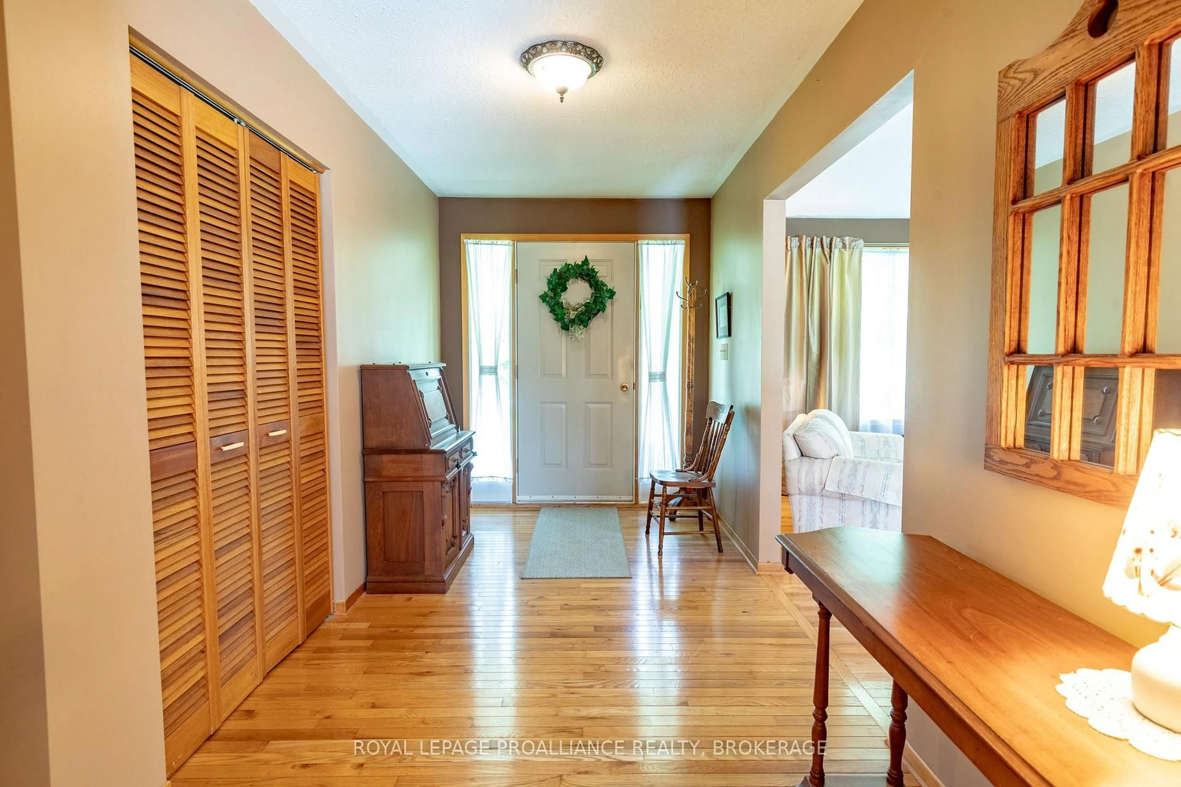 Indoor entryway for 25 Hillcrest Rd, Wolfe Island Ontario K0H 2Y0