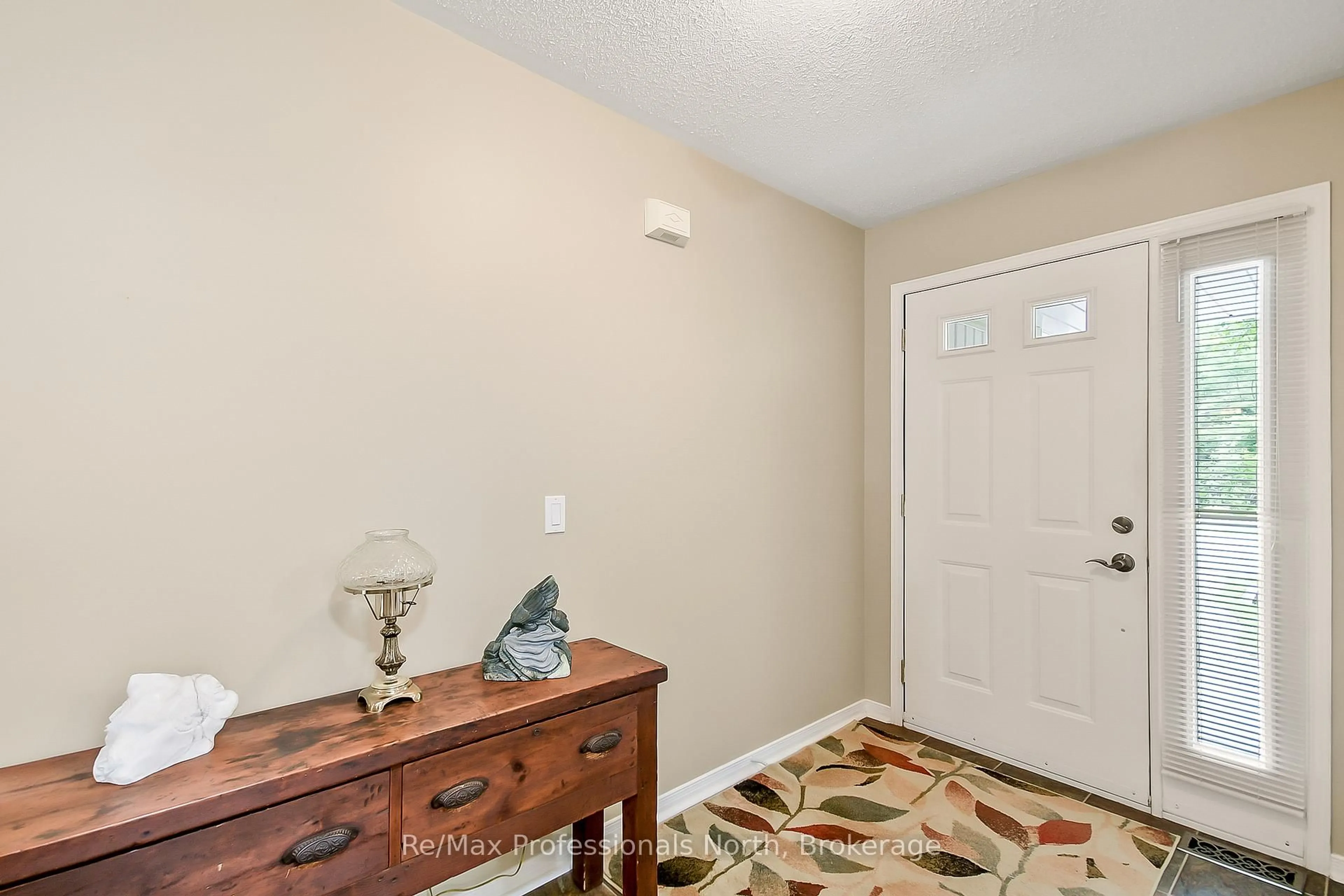 Indoor entryway for 15 PINERIDGE GATE, Gravenhurst Ontario P1P 1Y4