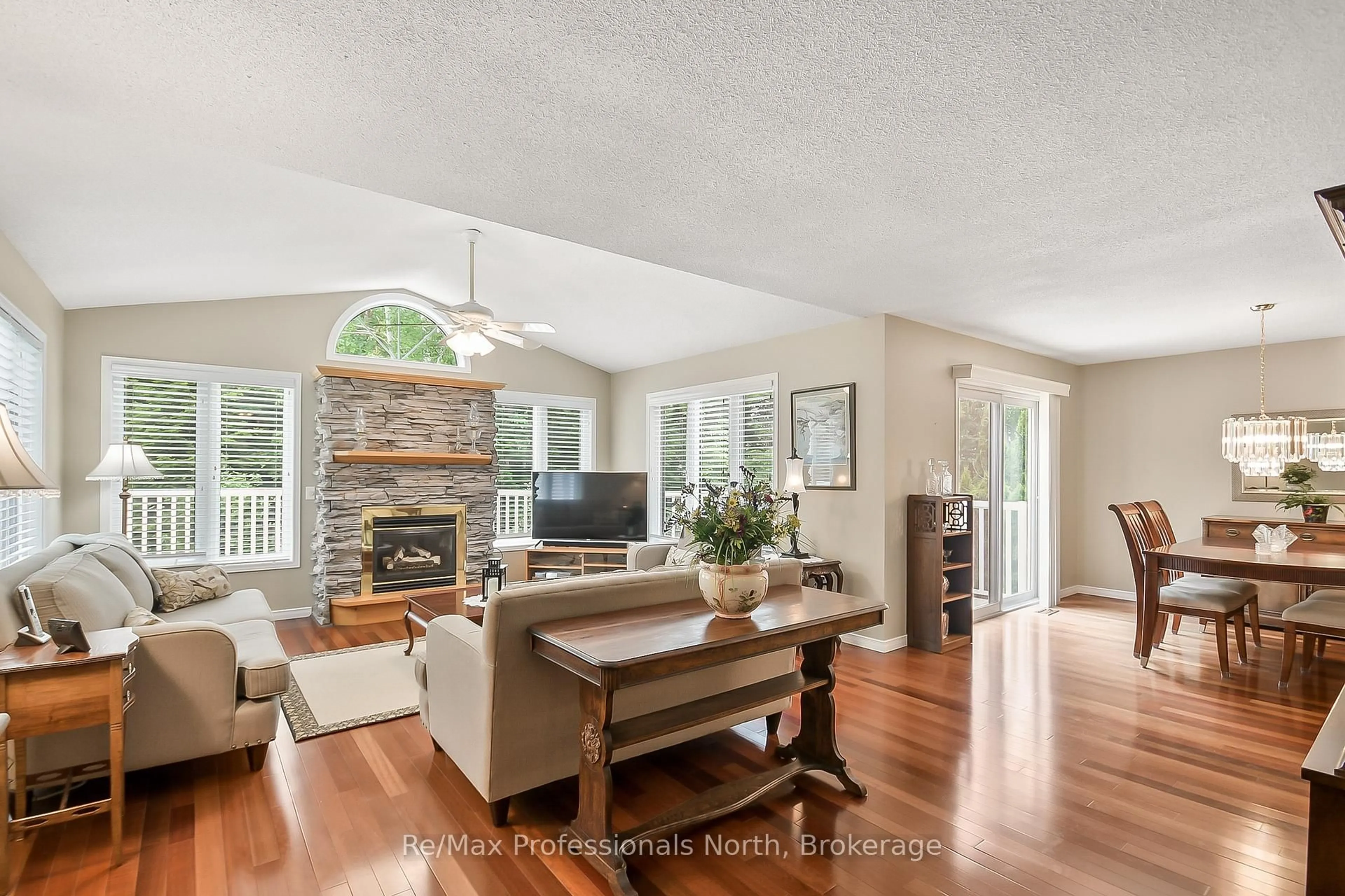 Living room with furniture, unknown for 15 PINERIDGE GATE, Gravenhurst Ontario P1P 1Y4