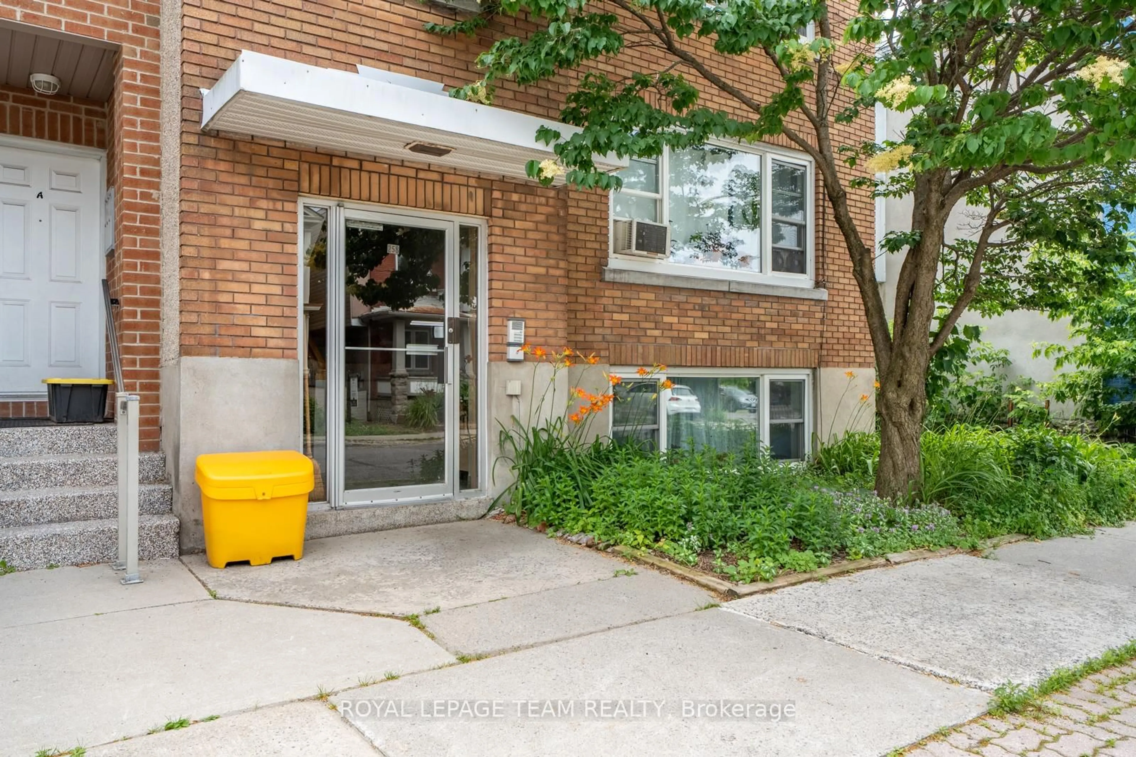 Unknown for 258-260 St. Andrew St, Ottawa Ontario K1N 5G7