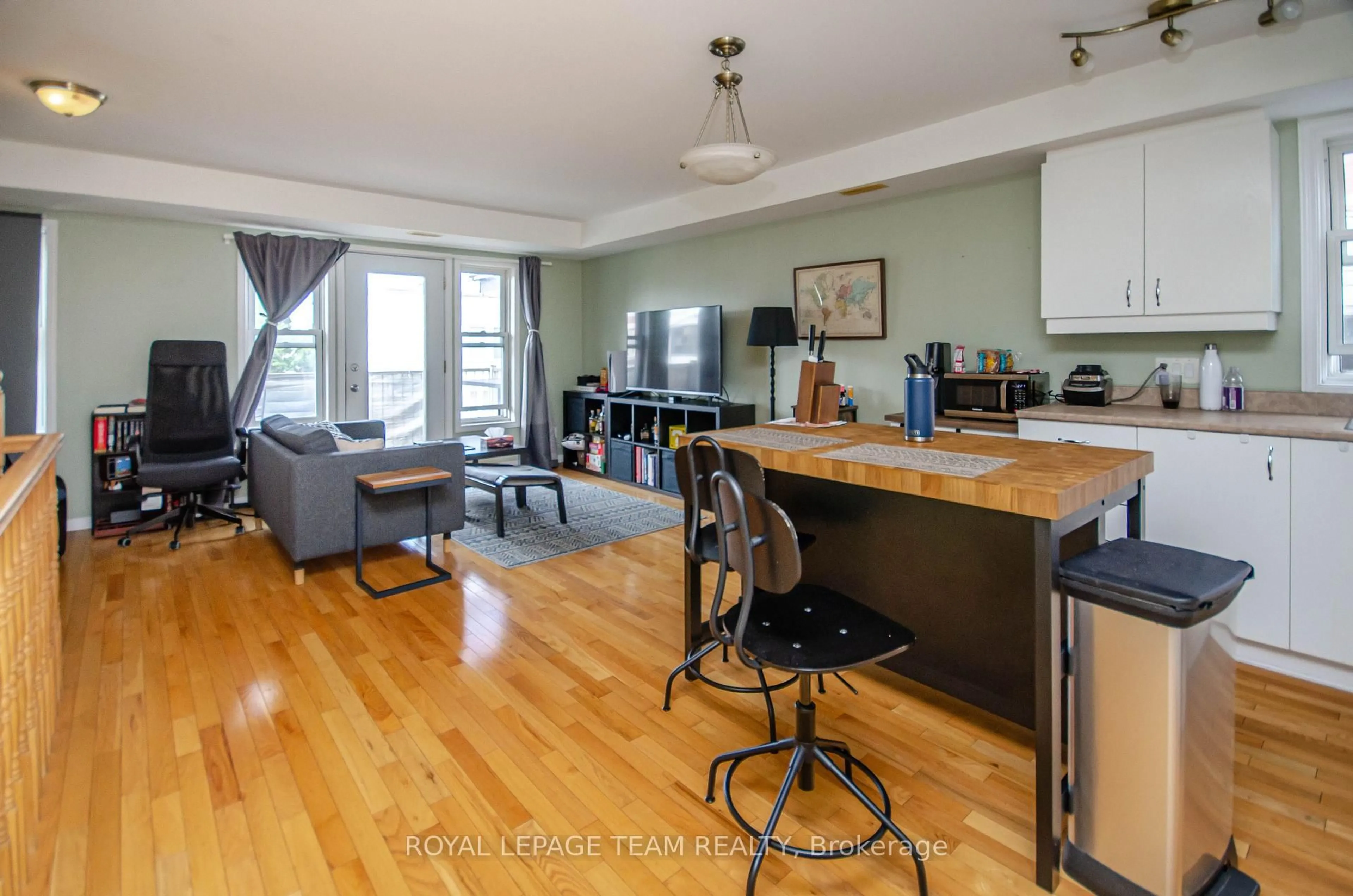 Open concept kitchen, wood/laminate floor for 258-260 St. Andrew St, Ottawa Ontario K1N 5G7
