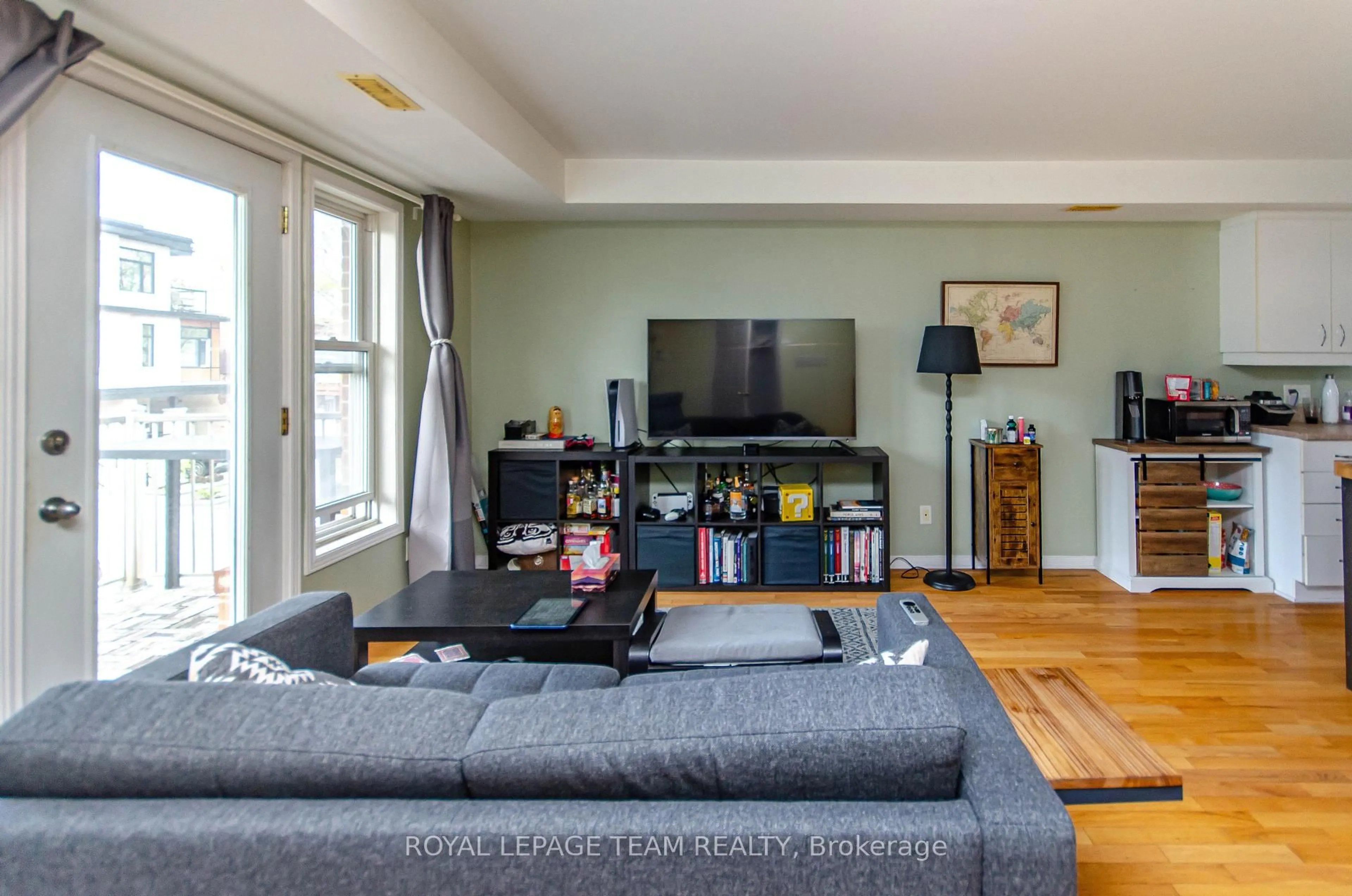 Living room with furniture, wood/laminate floor for 258-260 St. Andrew St, Ottawa Ontario K1N 5G7