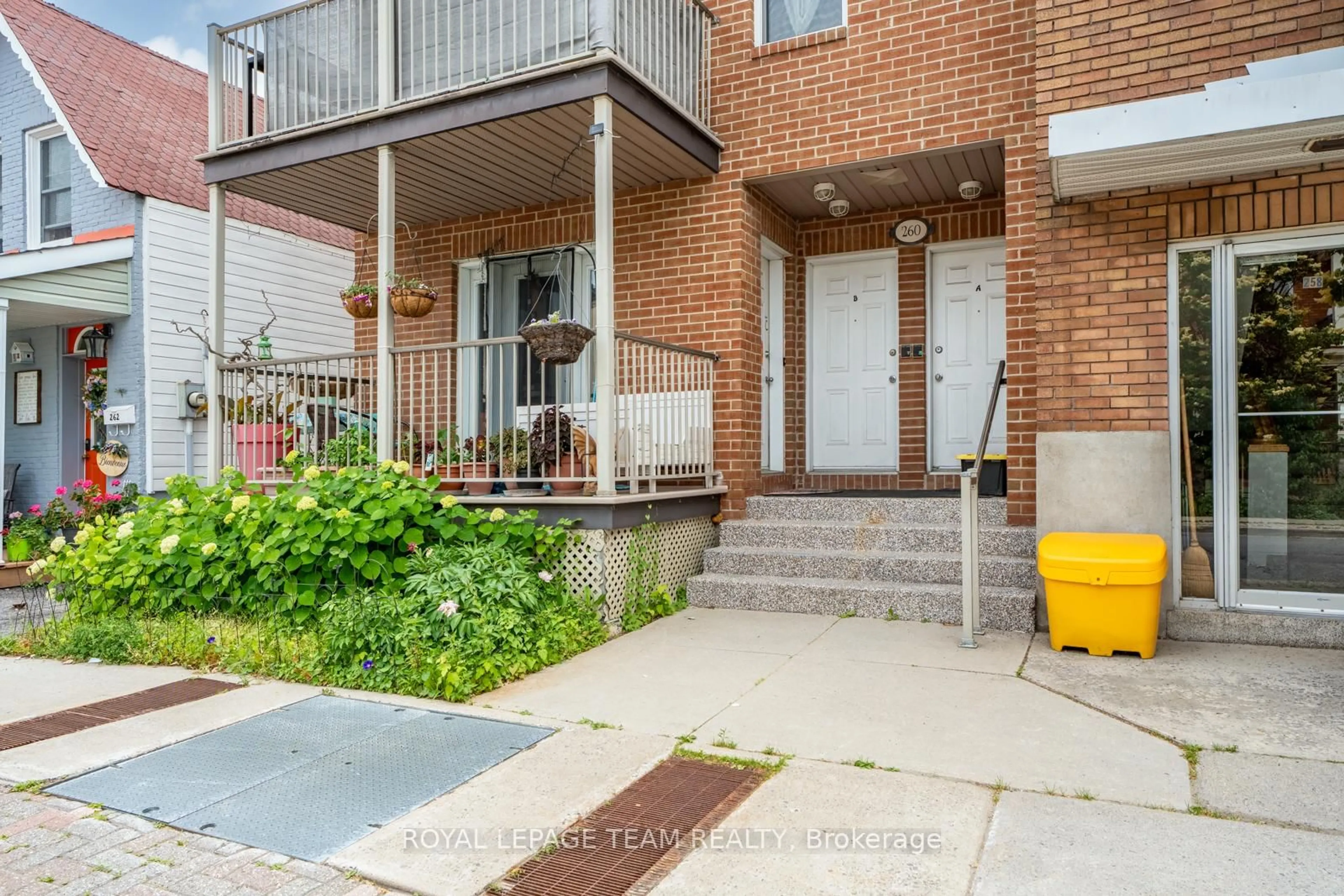 Patio, street for 258-260 St. Andrew St, Ottawa Ontario K1N 5G7