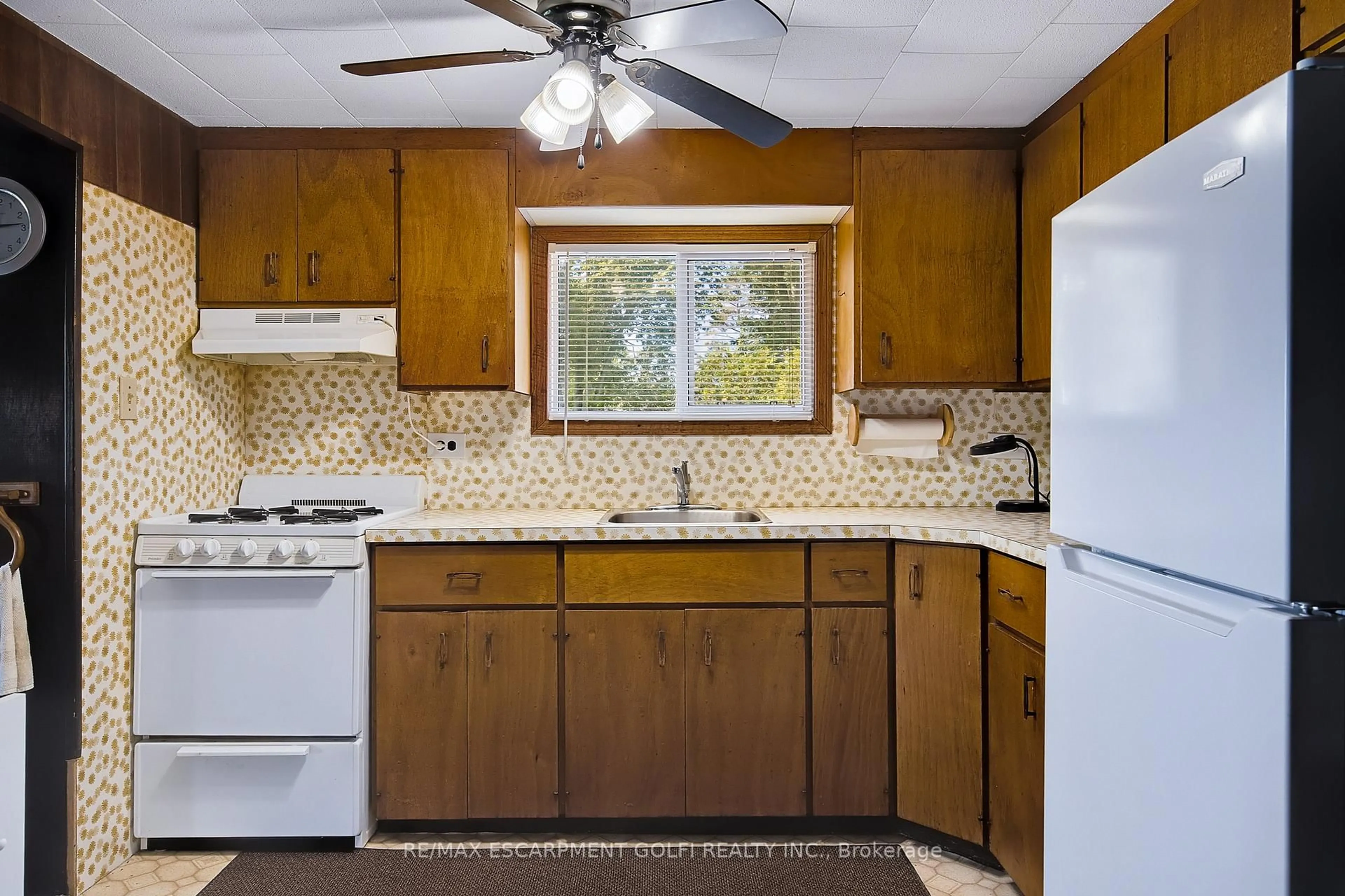Standard kitchen, ceramic/tile floor for 3058 Lakeshore Rd, Haldimand Ontario N1A 2W8