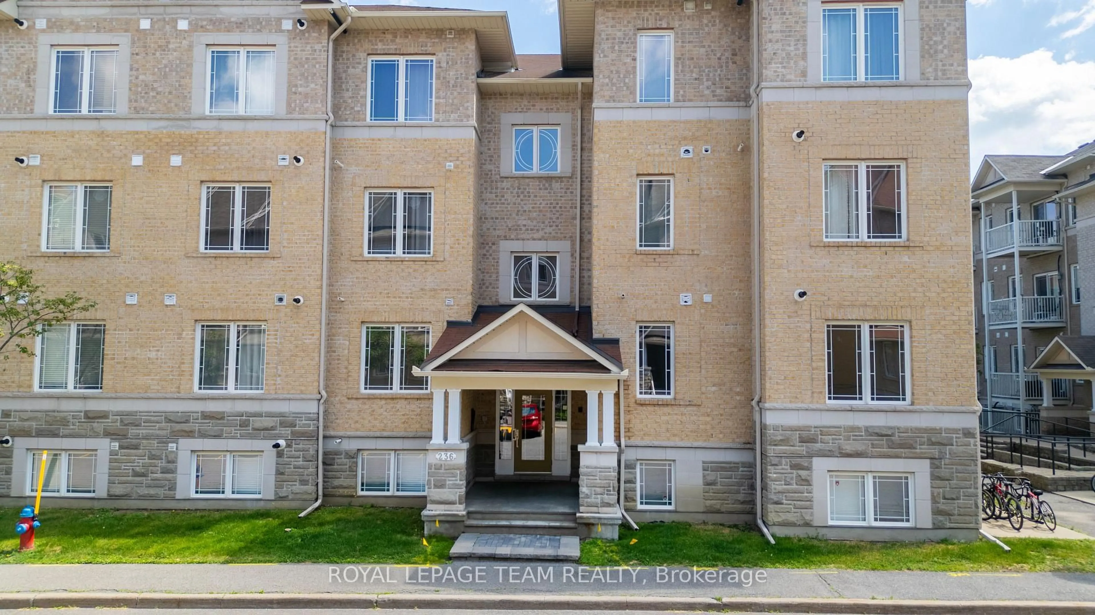 Indoor foyer for 236 Paseo Private #4, Ottawa Ontario K2G 4N7