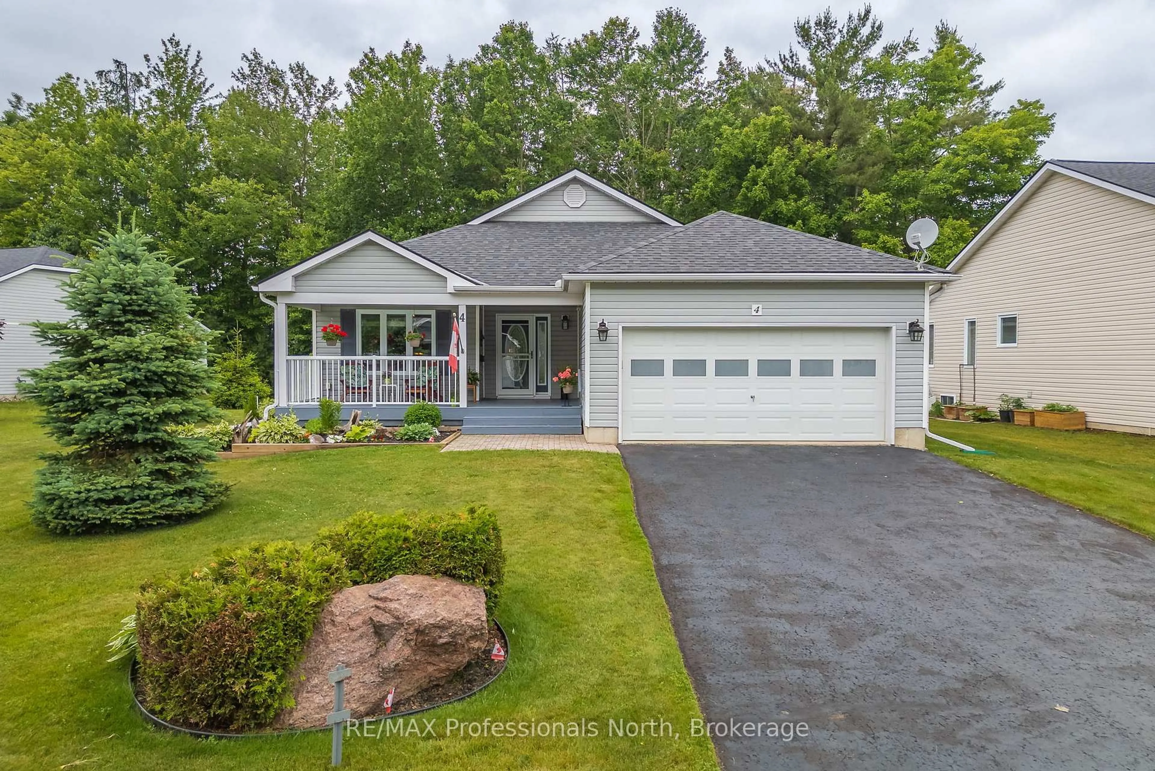 Home with vinyl exterior material, street for 4 Red Maple Crt, Gravenhurst Ontario P1P 0A3