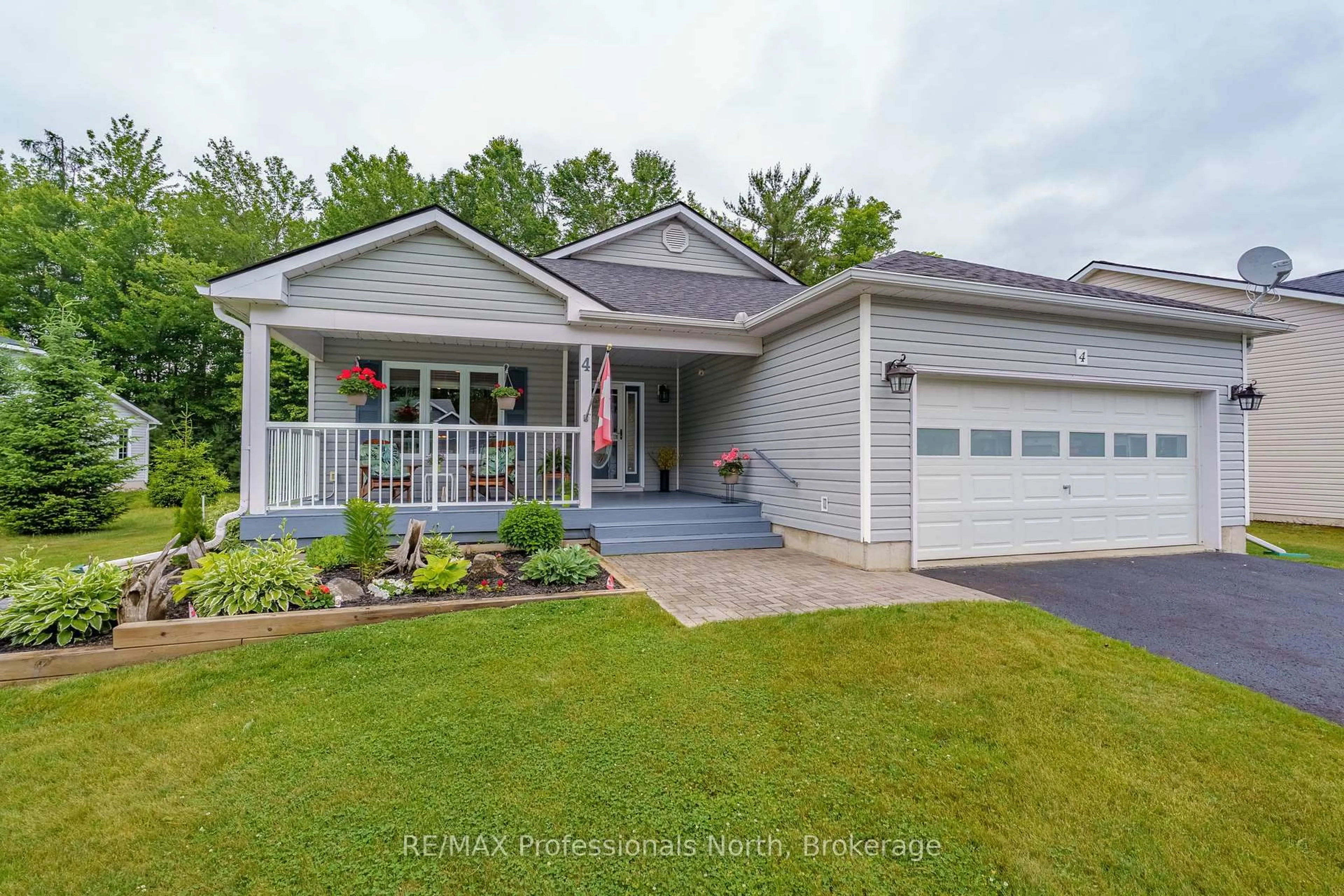 Home with vinyl exterior material, unknown for 4 Red Maple Crt, Gravenhurst Ontario P1P 0A3