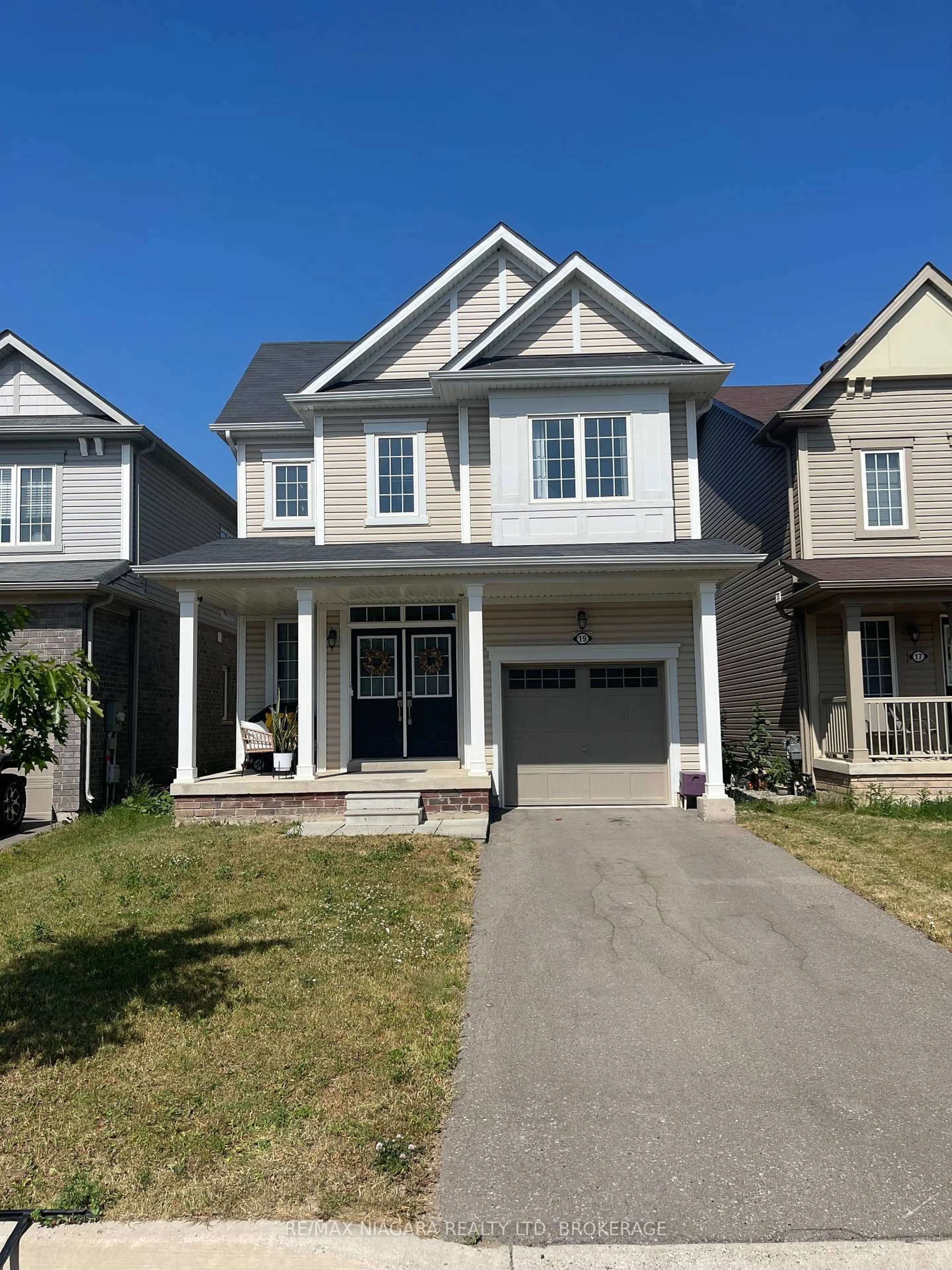 Home with vinyl exterior material, street for 19 Legacy Lane, Thorold Ontario L3B 0G7