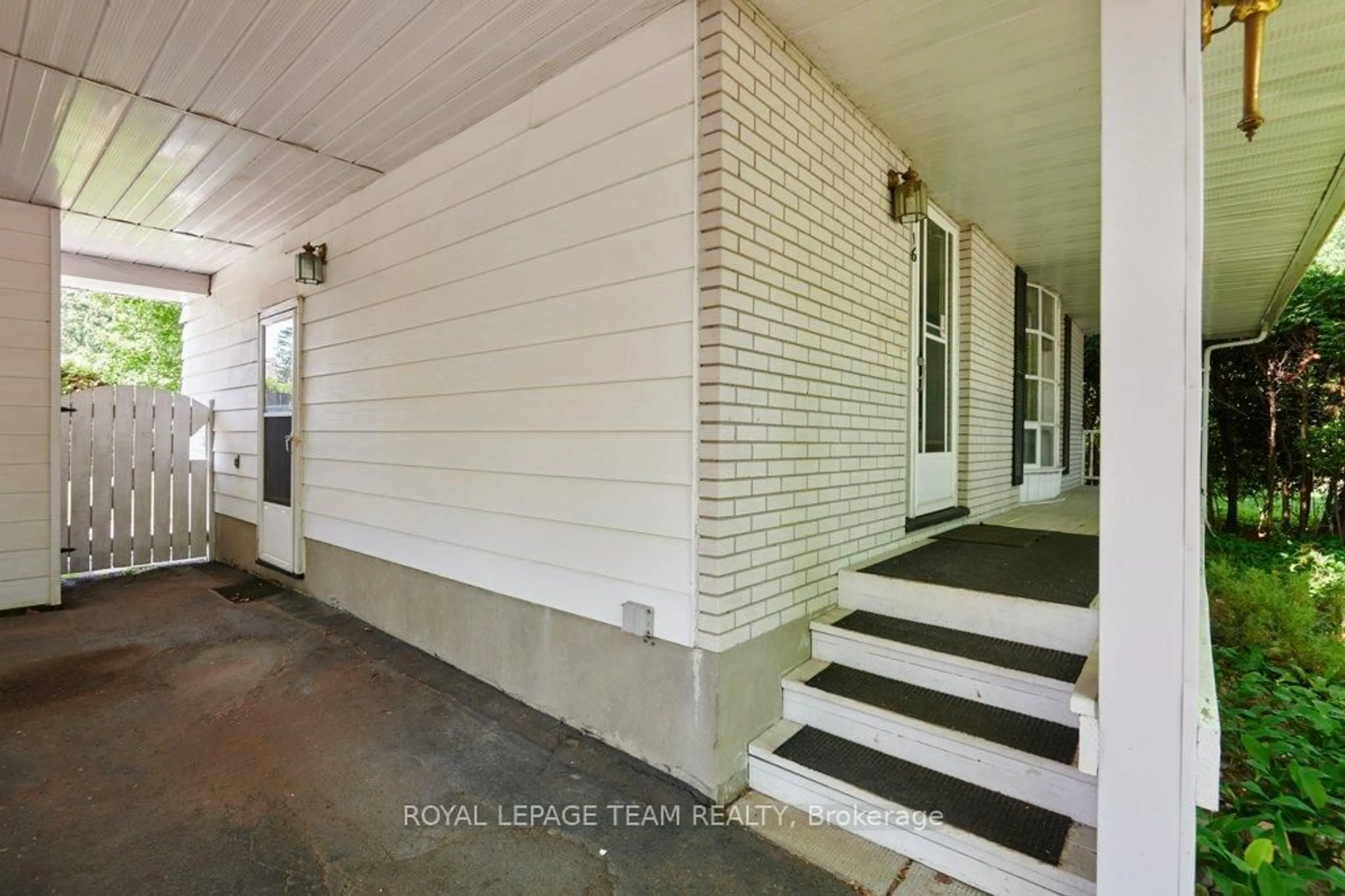 Indoor foyer for 16 Keewatin Cres, Ottawa Ontario K2E 6Z1