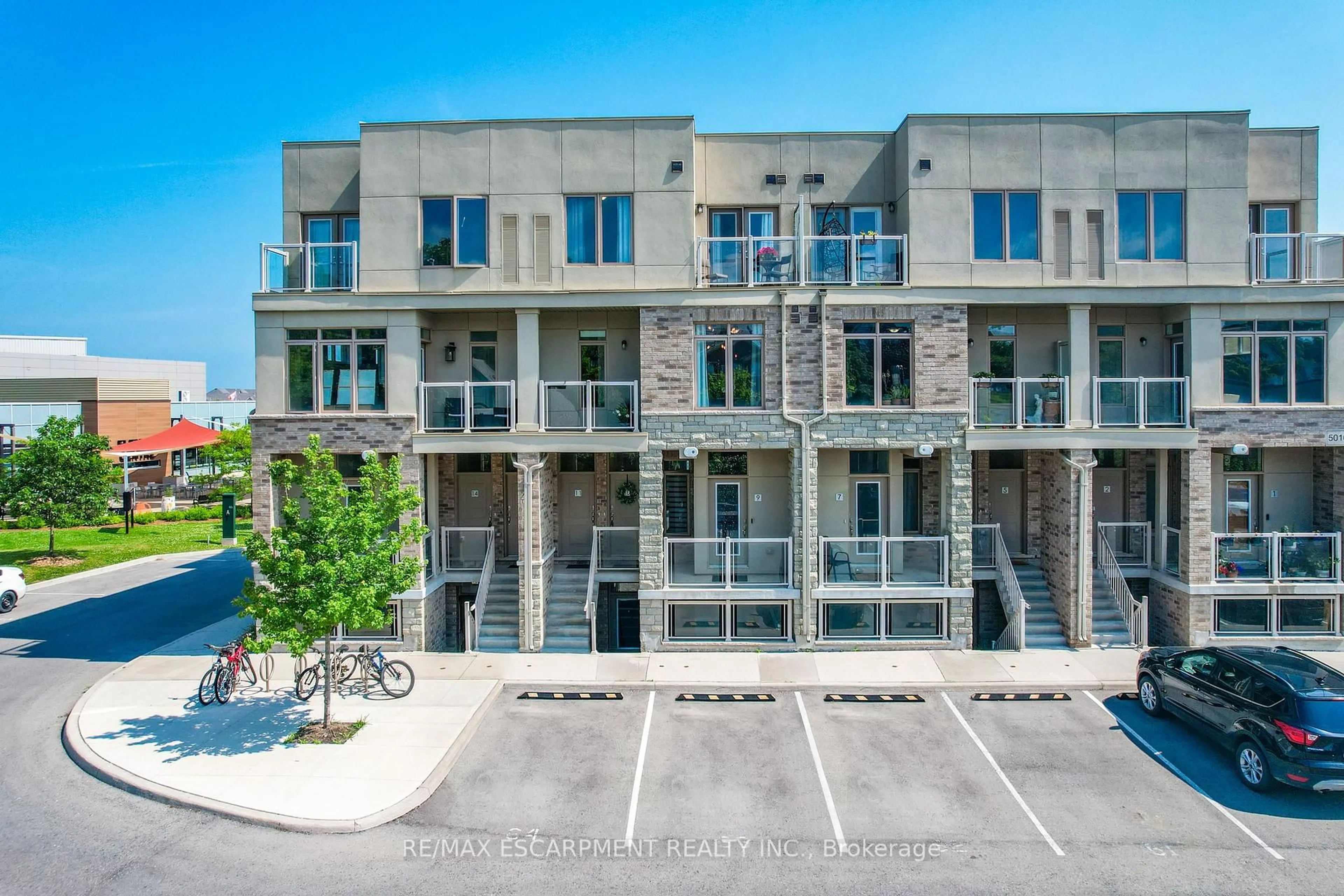 Patio, street for 5016 Serena Dr #10, Lincoln Ontario L3J 0T2