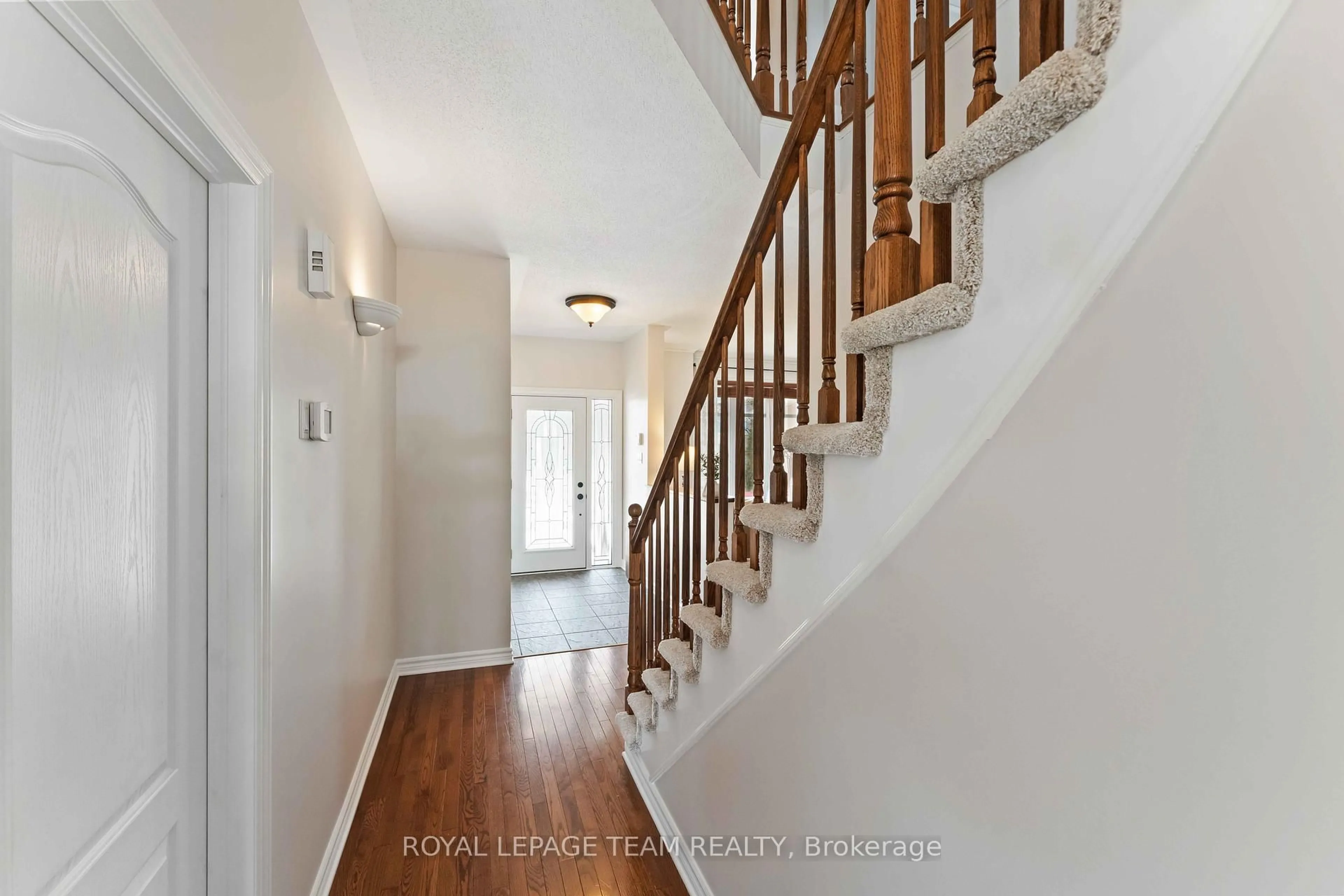 Indoor entryway for 747 Long Point Circ, Ottawa Ontario K1T 4H5