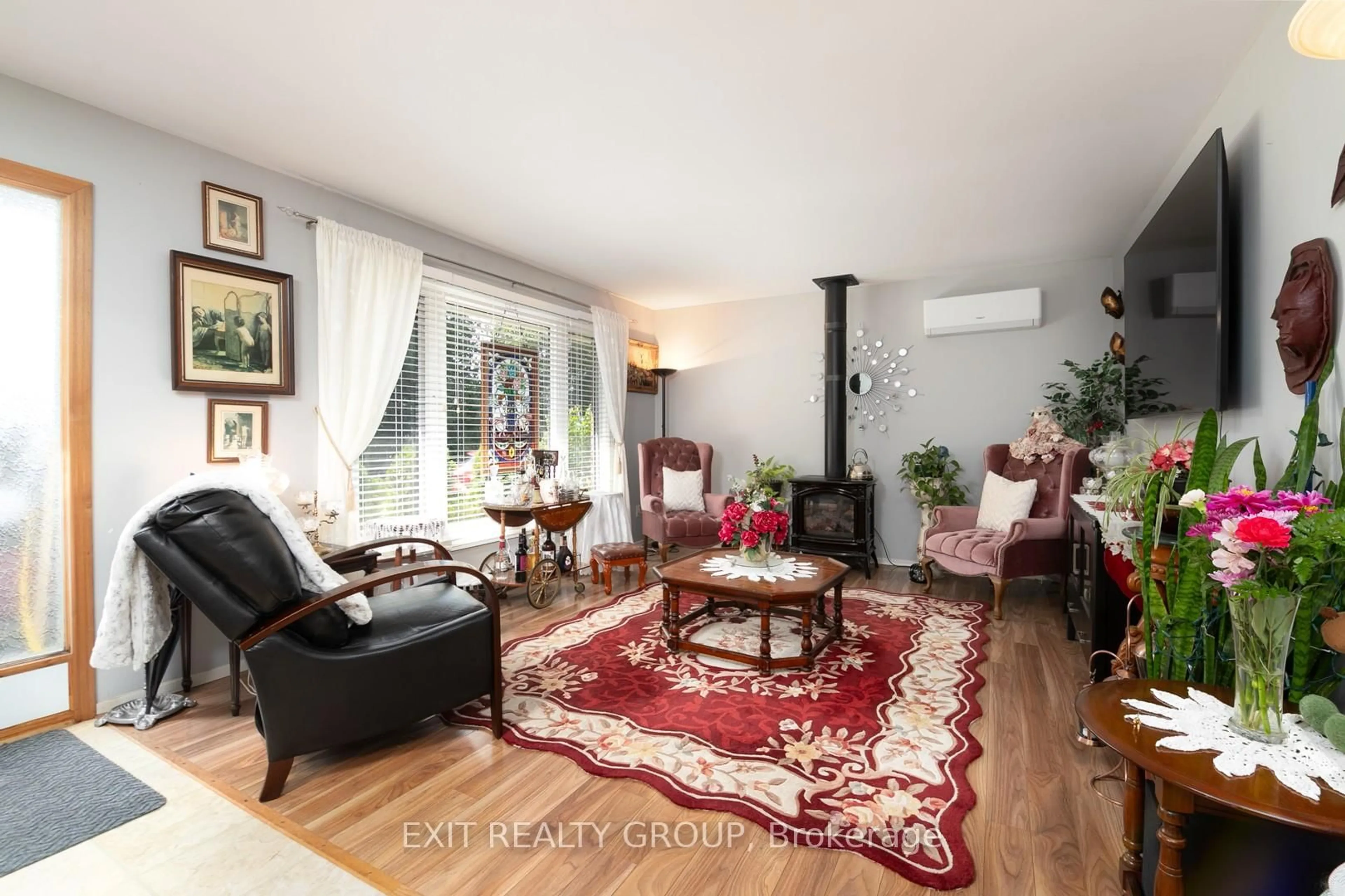 Living room with furniture, wood/laminate floor for 42 Harbour St, Brighton Ontario K0K 1H0