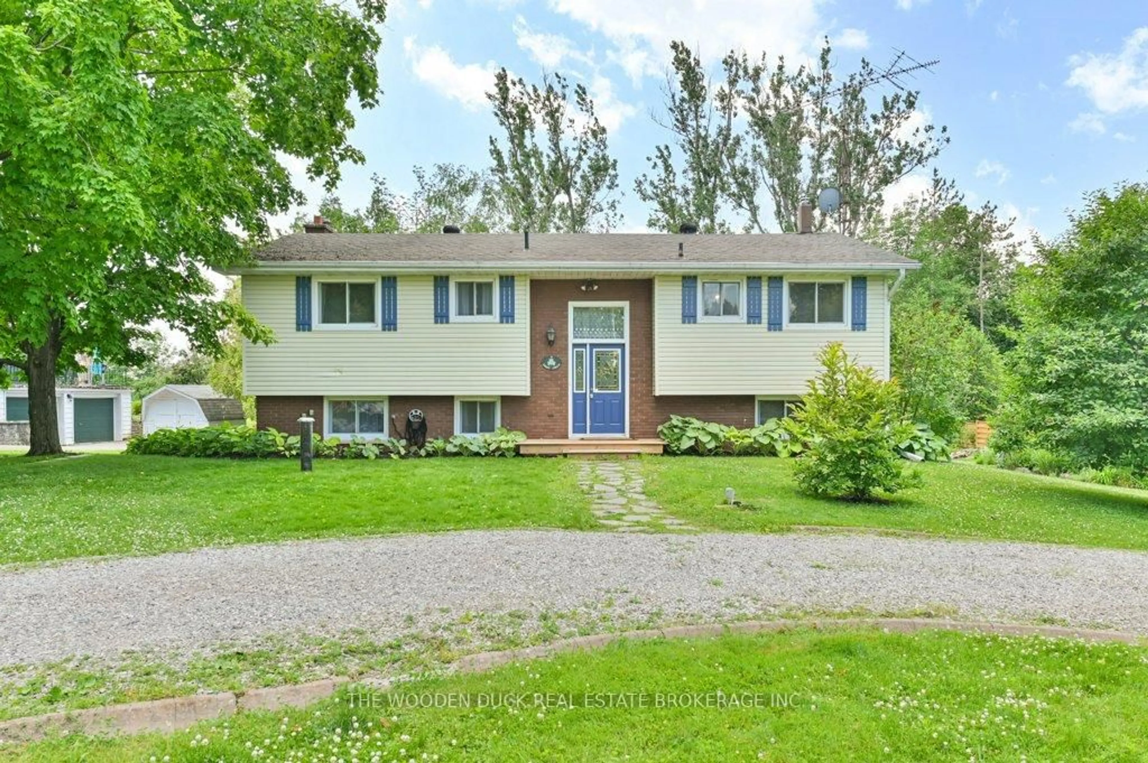 Home with vinyl exterior material, street for 7 Kerry Circ, Selwyn Ontario K0L 1T0