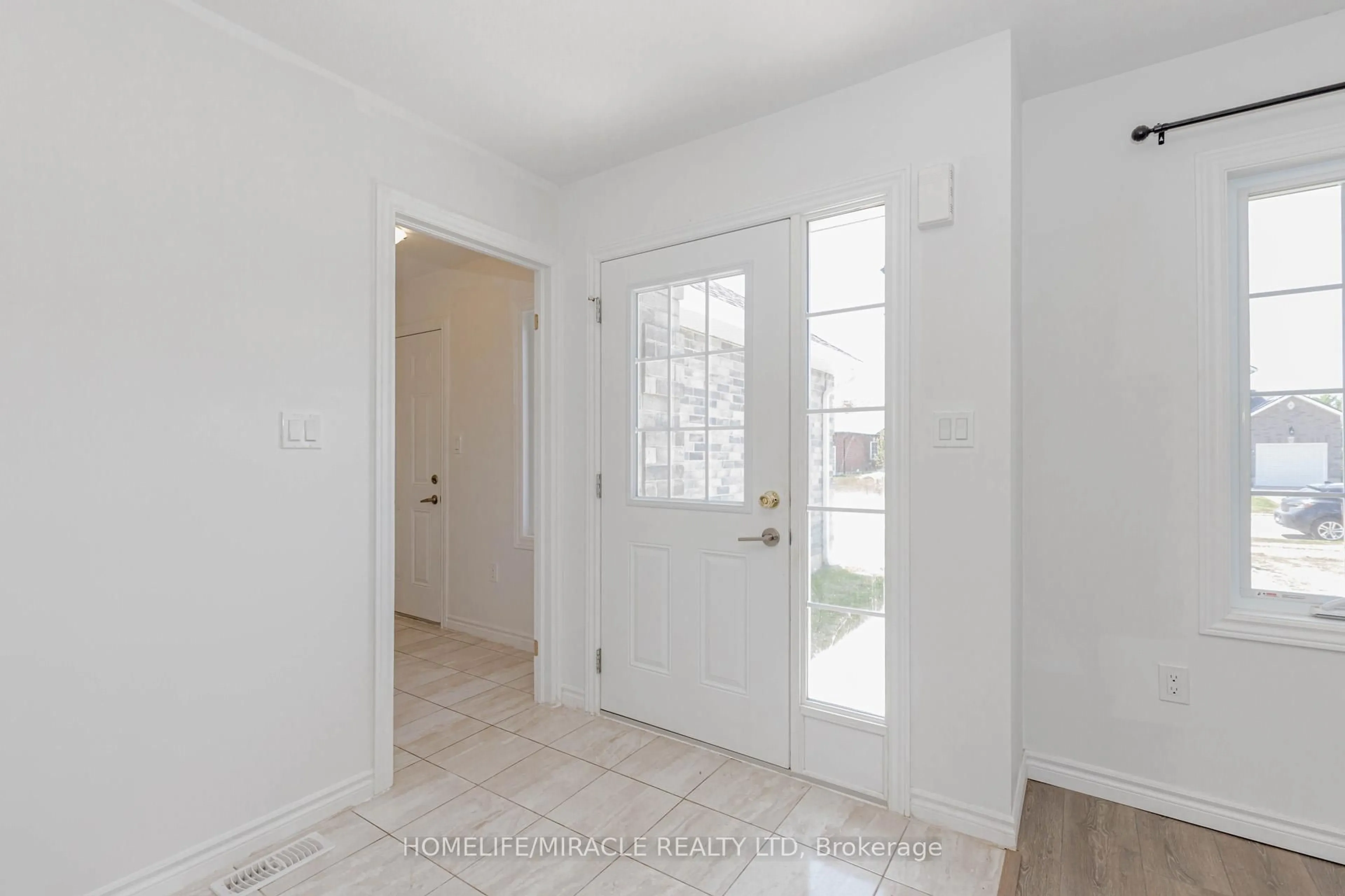 Indoor entryway for 92 Delong Dr, Norwich Ontario N0J 1P0