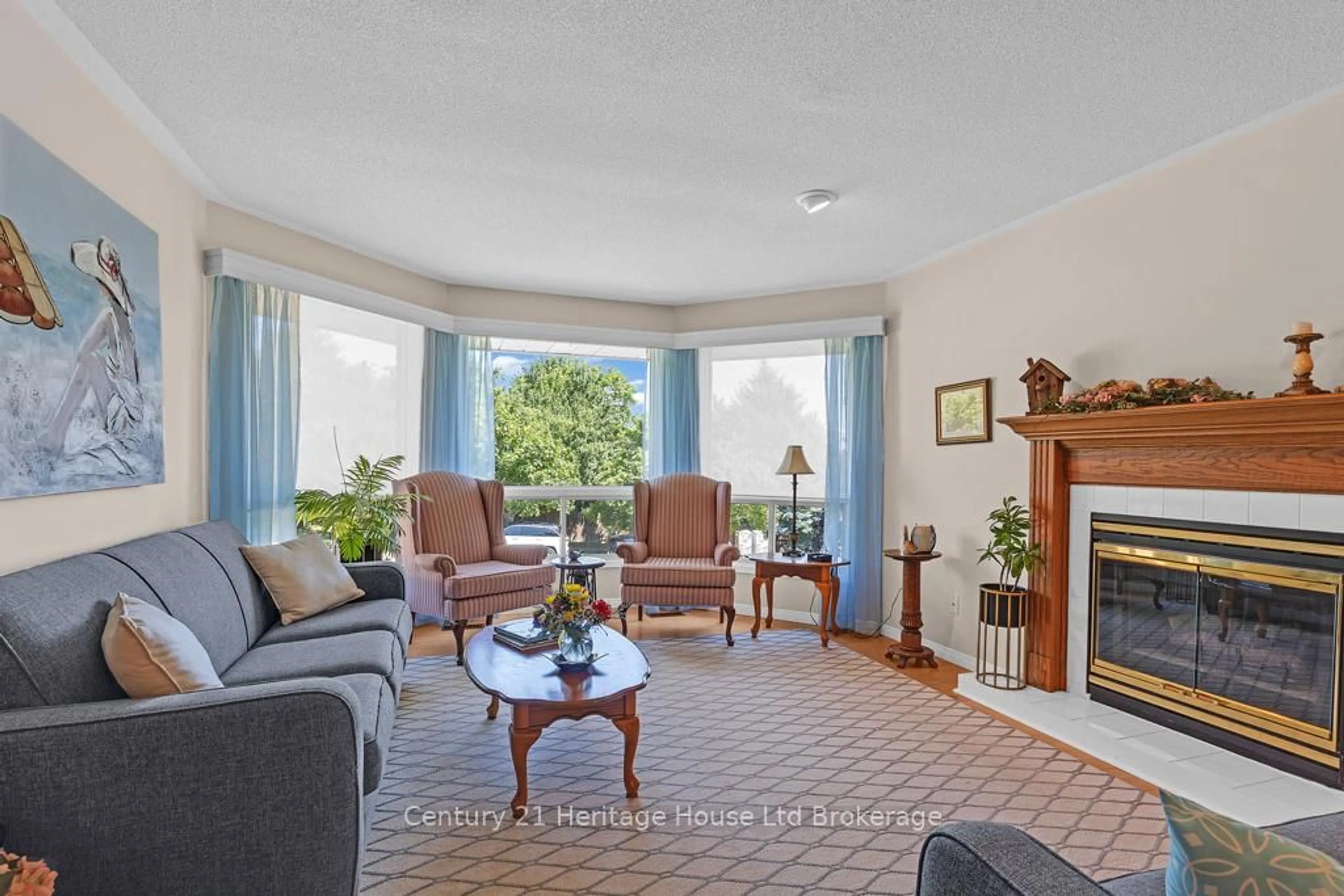 Living room with furniture, unknown for 78 Hodgins Cres, Woodstock Ontario N4V 1A8