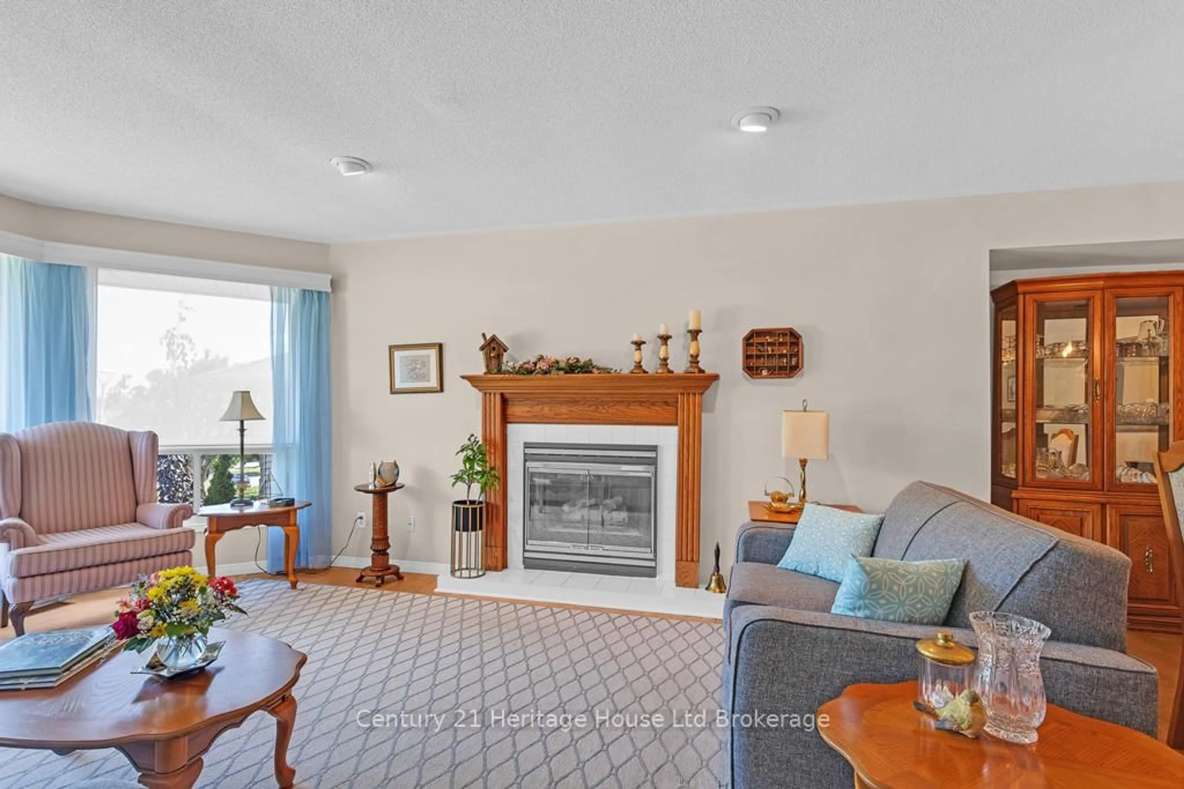 Living room with furniture, unknown for 78 Hodgins Cres, Woodstock Ontario N4V 1A8