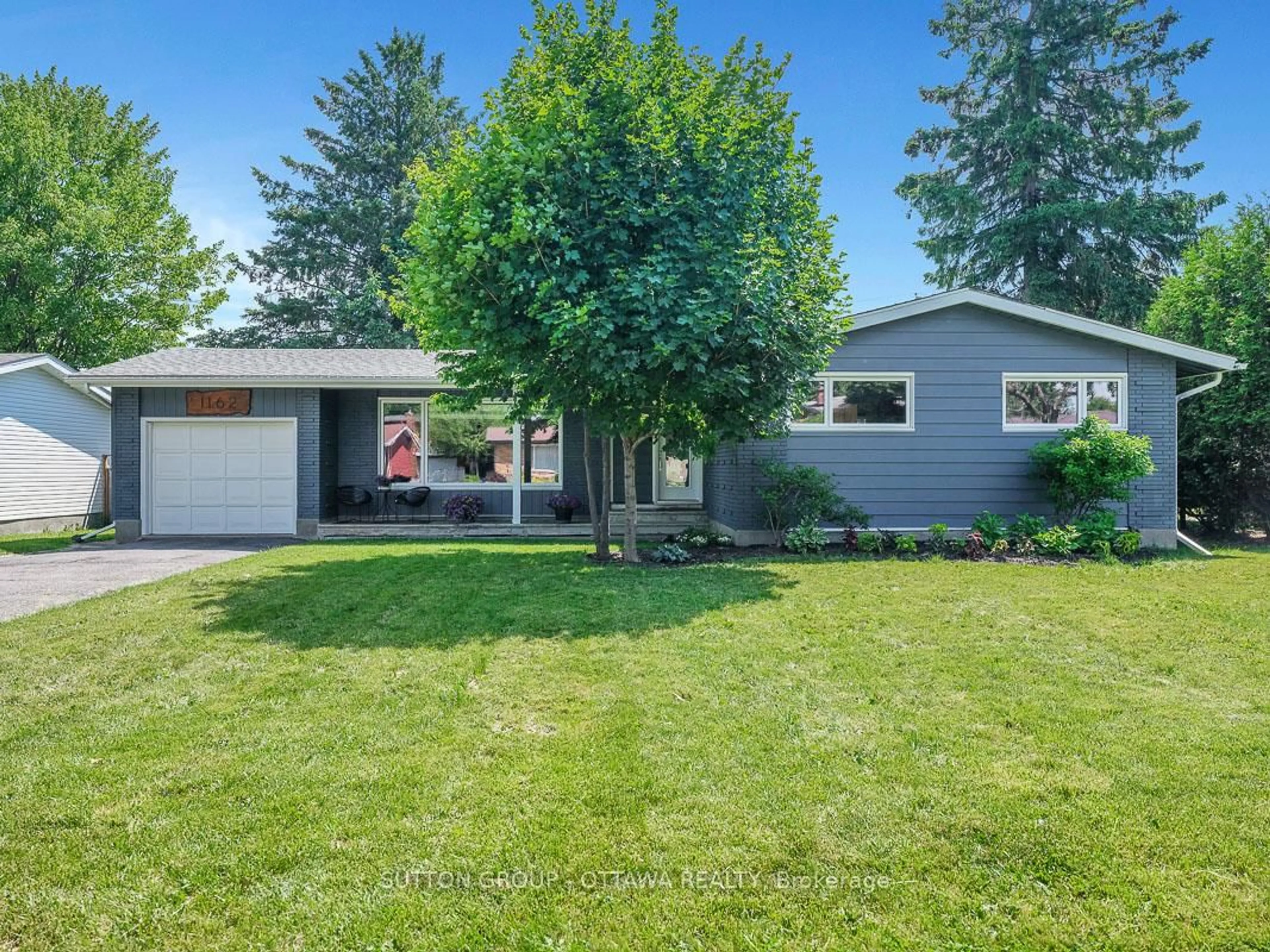 Home with vinyl exterior material, street for 1162 Deer Park Rd, Ottawa Ontario K2E 6H3