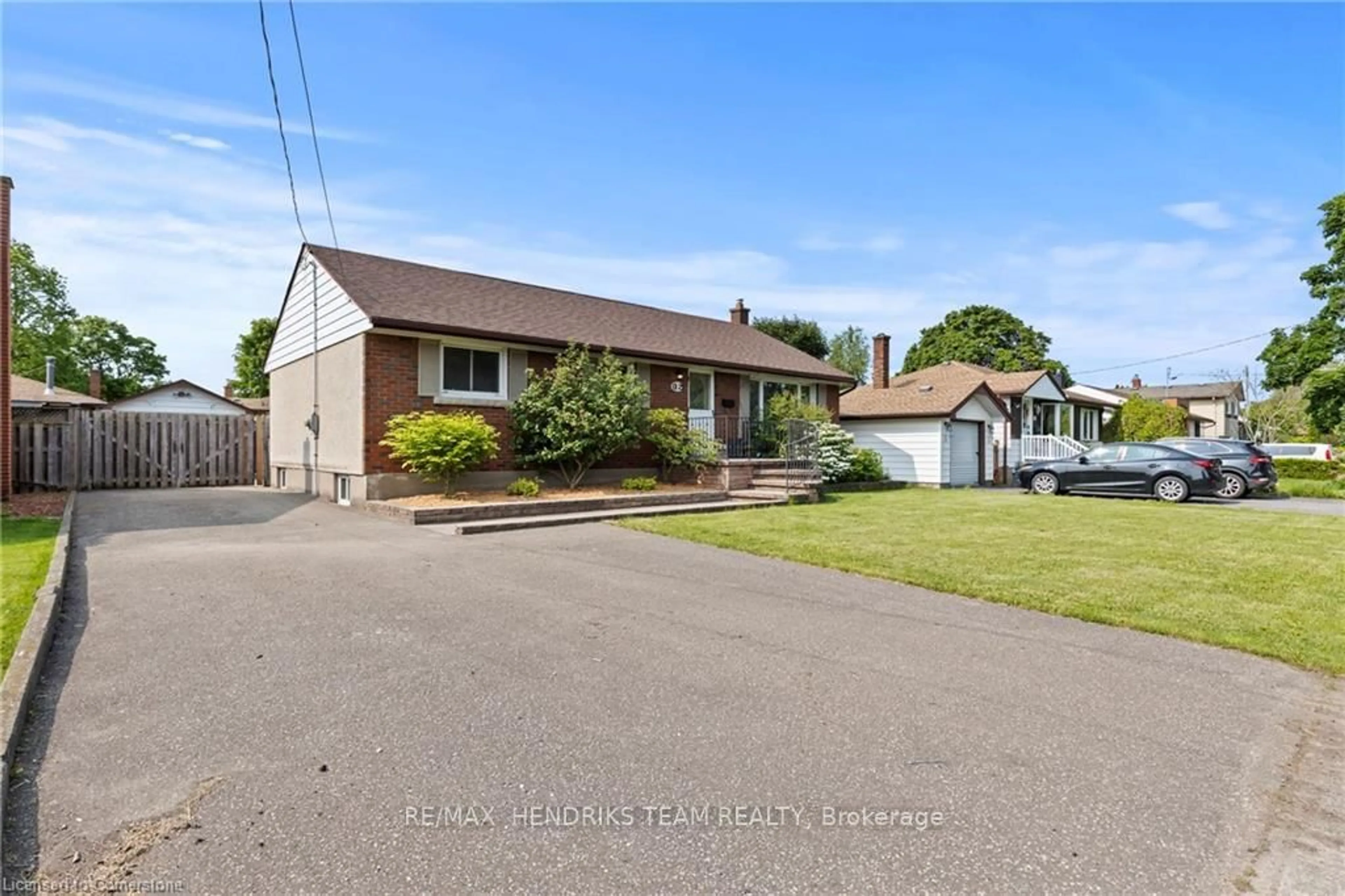 A pic from outside/outdoor area/front of a property/back of a property/a pic from drone, street for 12 Oriole Dr, St. Catharines Ontario L2M 3C3