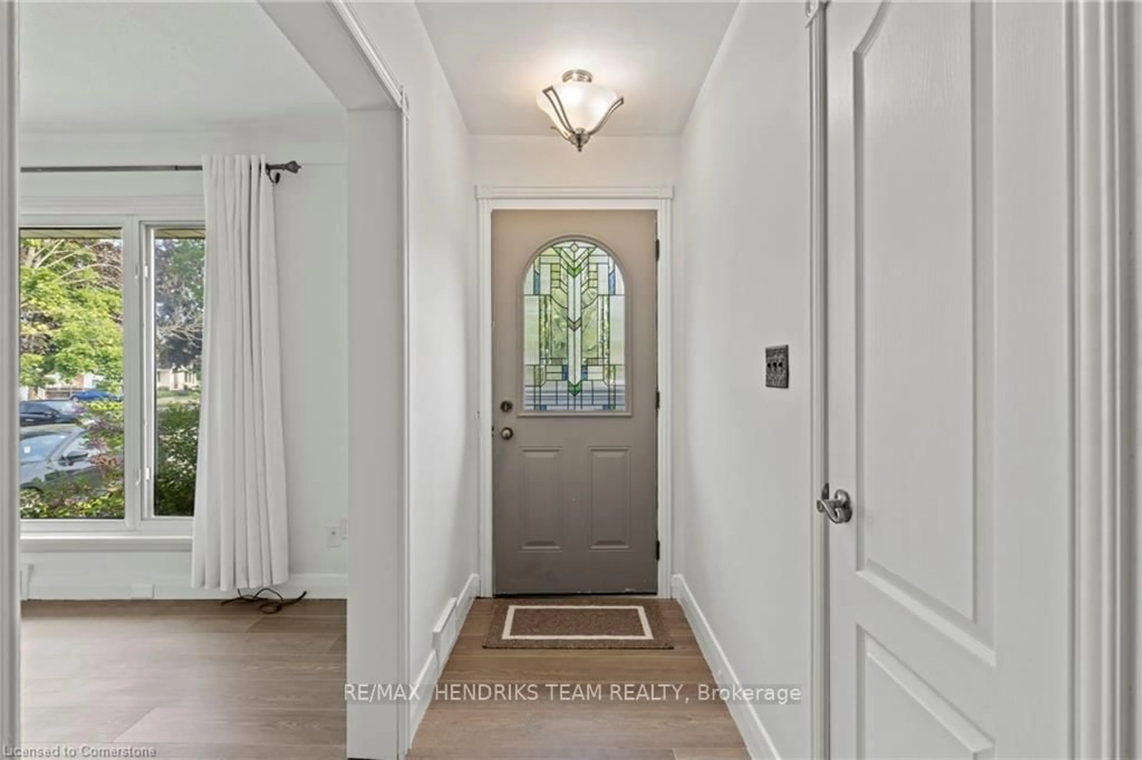 Indoor entryway for 12 Oriole Dr, St. Catharines Ontario L2M 3C3