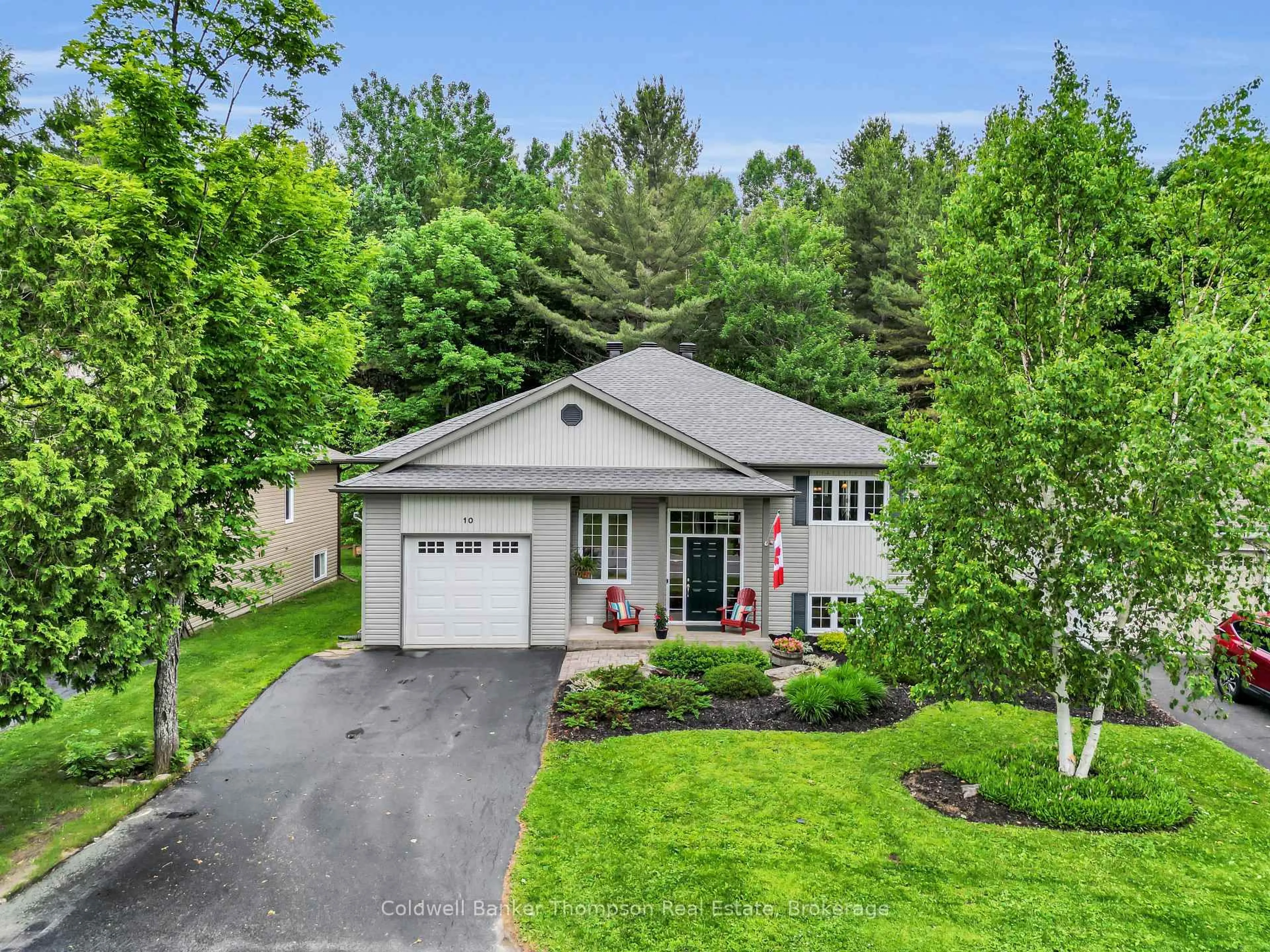 A pic from outside/outdoor area/front of a property/back of a property/a pic from drone, street for 10 Heritage Cres, Huntsville Ontario P1H 1S9