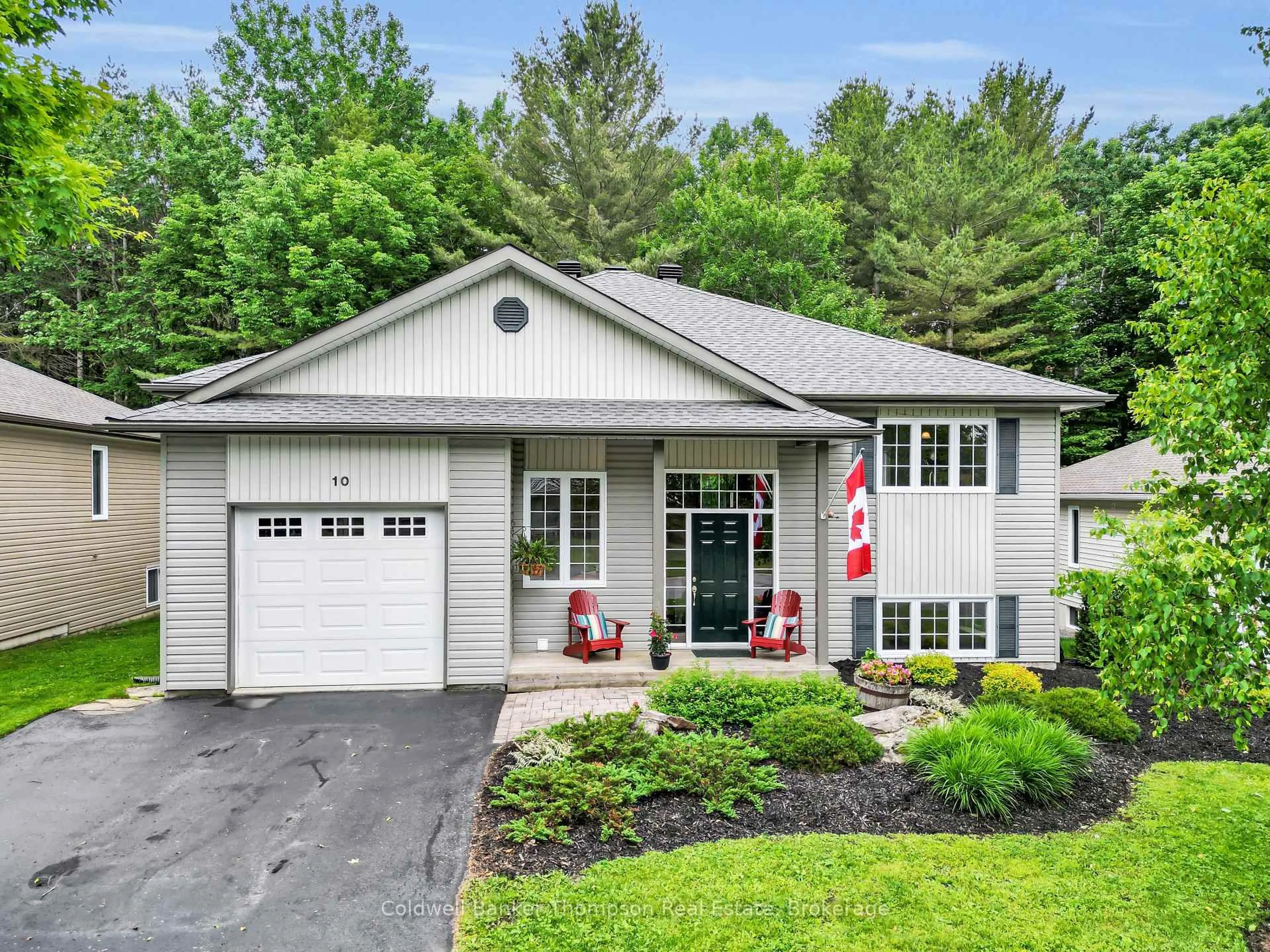 Home with vinyl exterior material, street for 10 Heritage Cres, Huntsville Ontario P1H 1S9