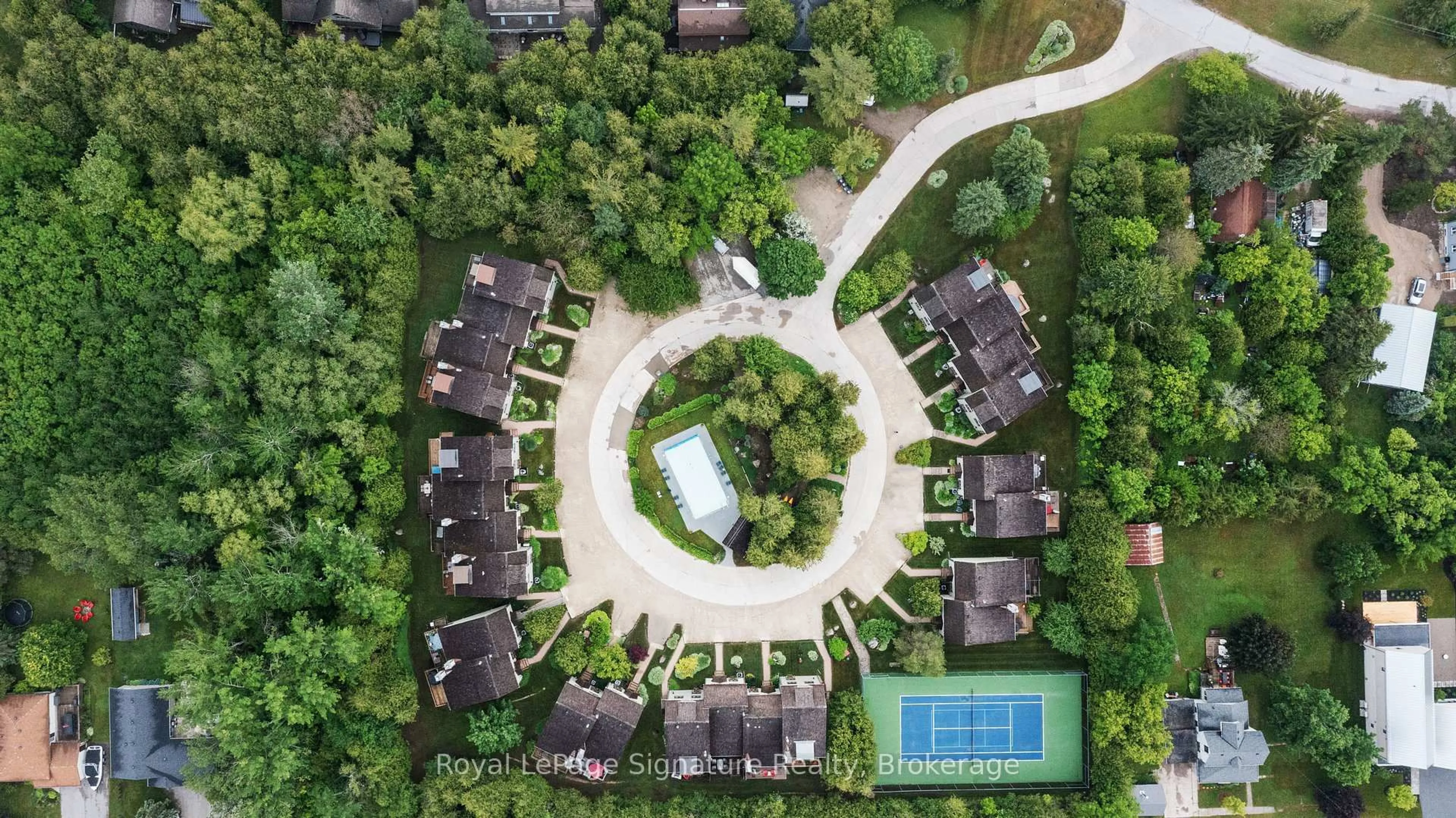 A pic from outside/outdoor area/front of a property/back of a property/a pic from drone, street for 63 BAY St #3, Blue Mountains Ontario N0H 2P0