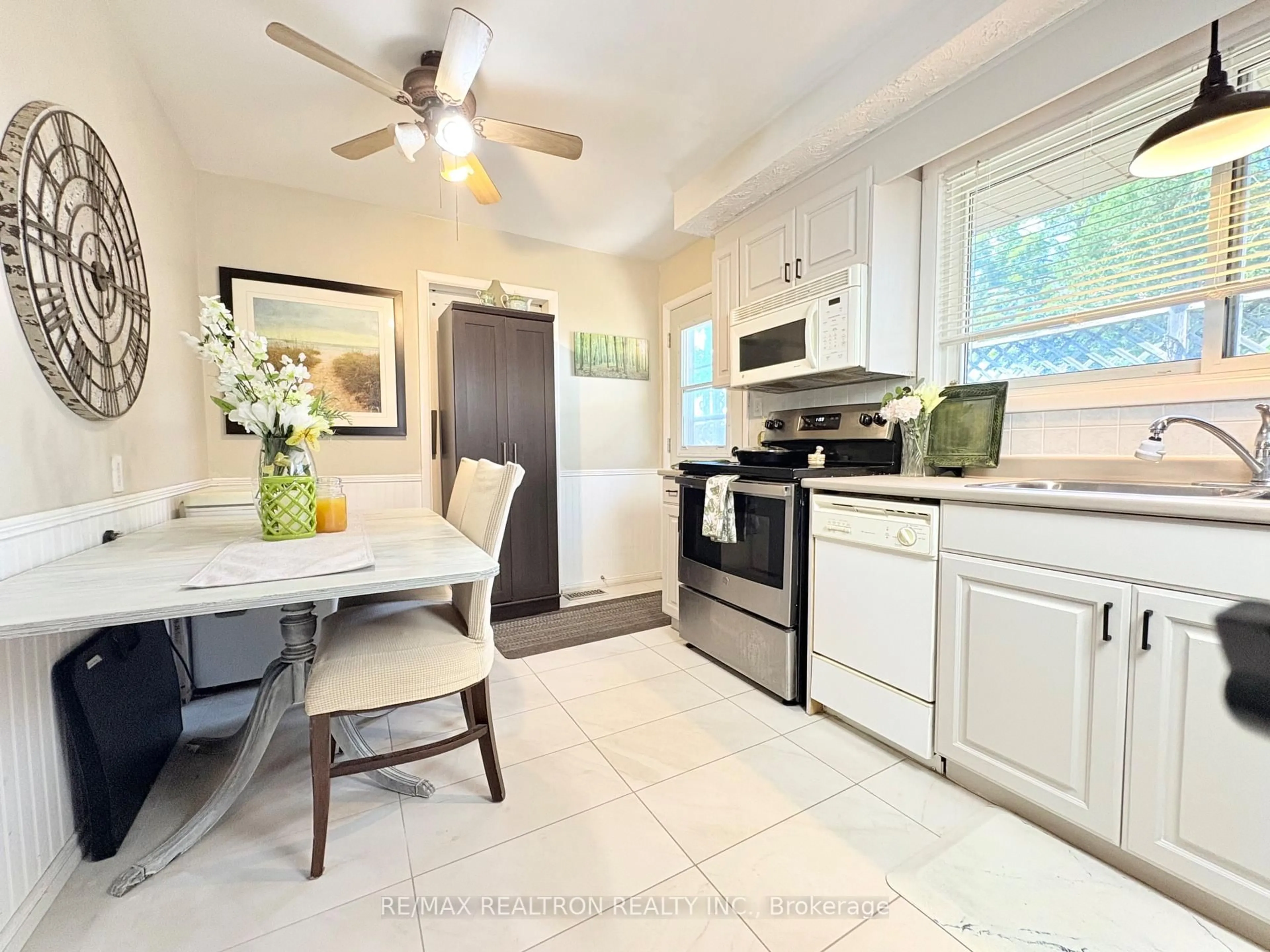Open concept kitchen, ceramic/tile floor for 323 Lindan Ave, Selwyn Ontario K9L 1K9