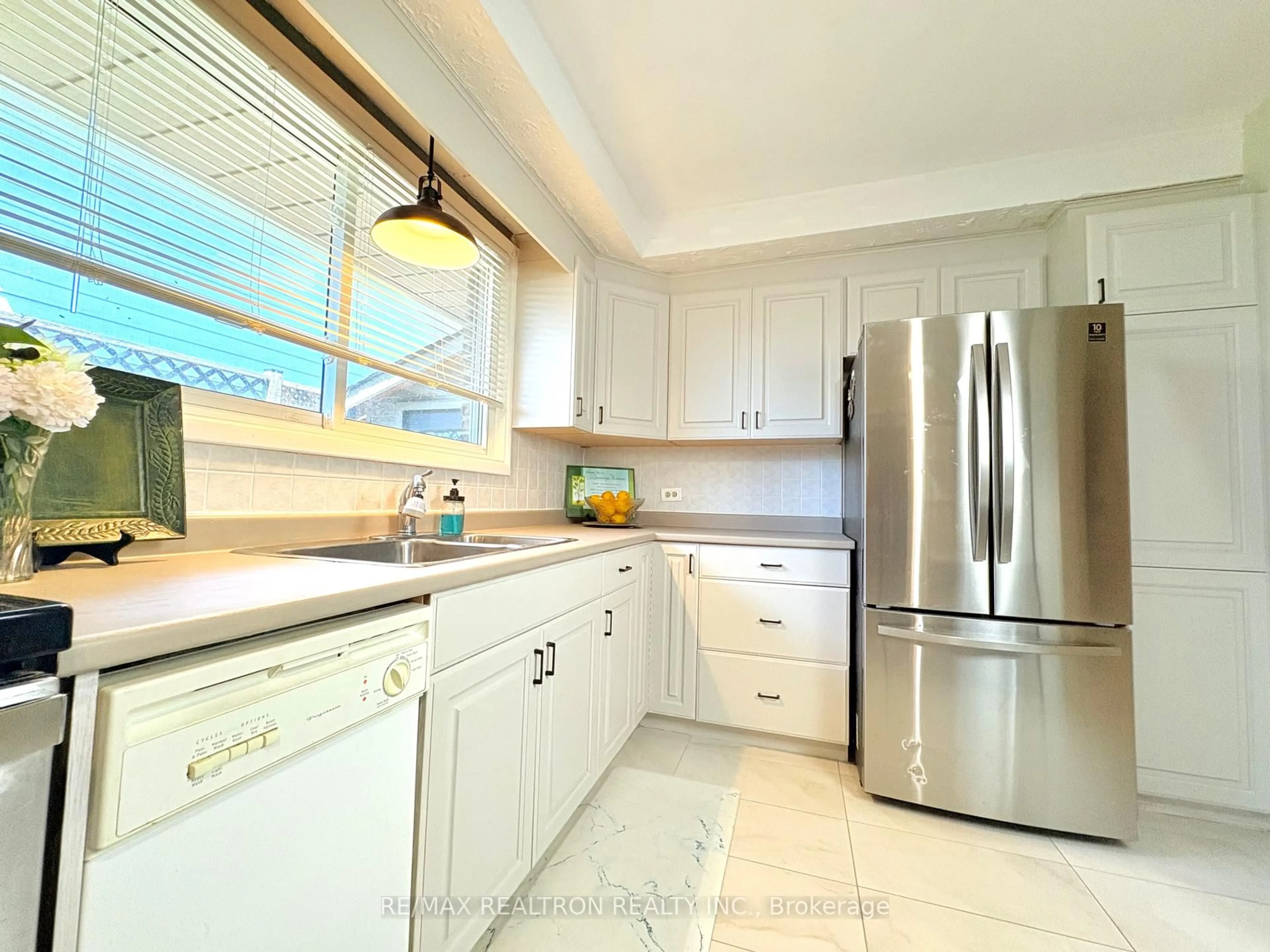 Open concept kitchen, ceramic/tile floor for 323 Lindan Ave, Selwyn Ontario K9L 1K9