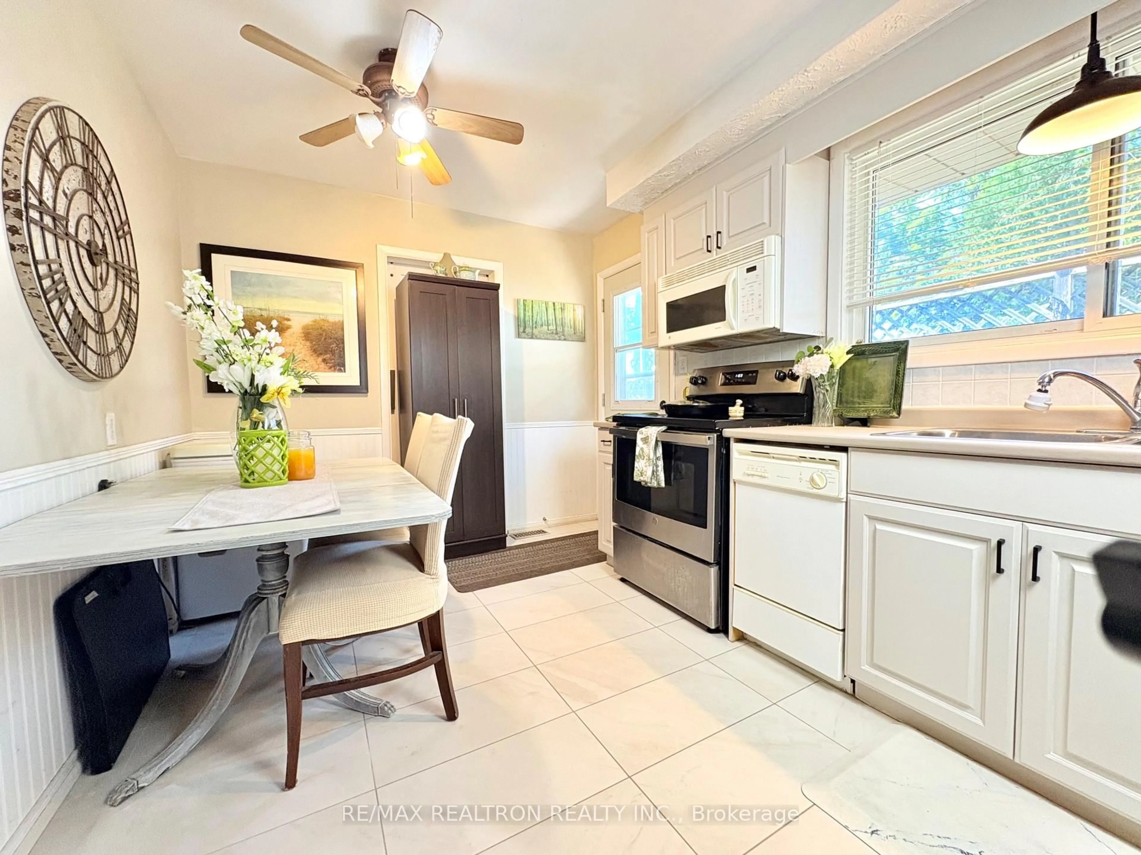 Open concept kitchen, ceramic/tile floor for 323 Lindan Ave, Selwyn Ontario K9L 1K9